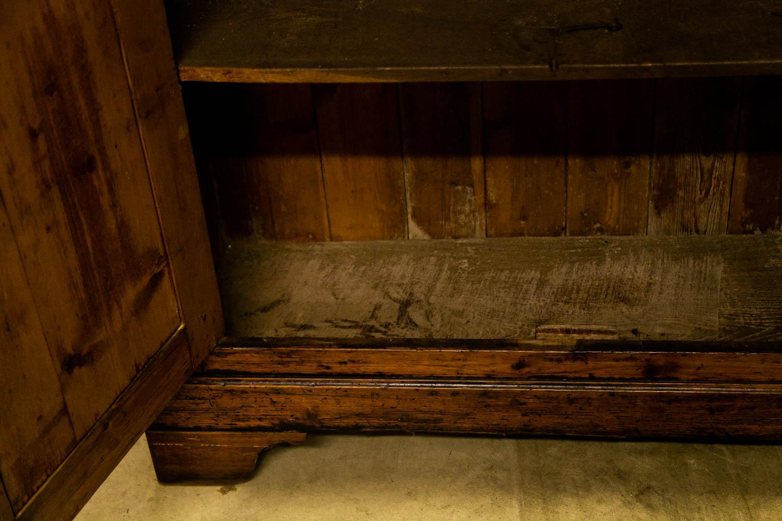 Viertüriger Schrank aus französischem Kiefernholz (Frühes 19. Jahrhundert)
