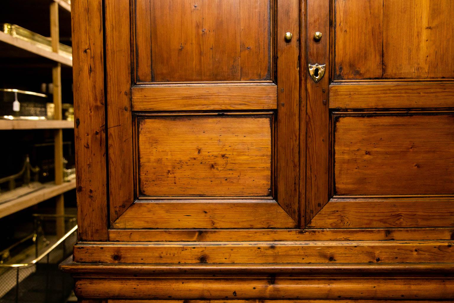 Viertüriger Schrank aus französischem Kiefernholz (Messing)