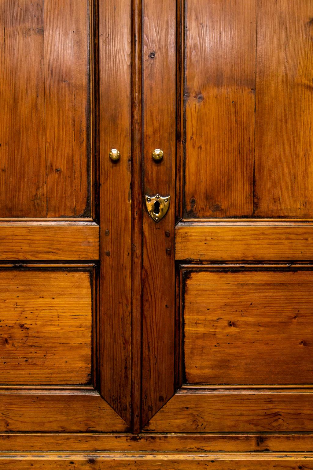 Viertüriger Schrank aus französischem Kiefernholz 1