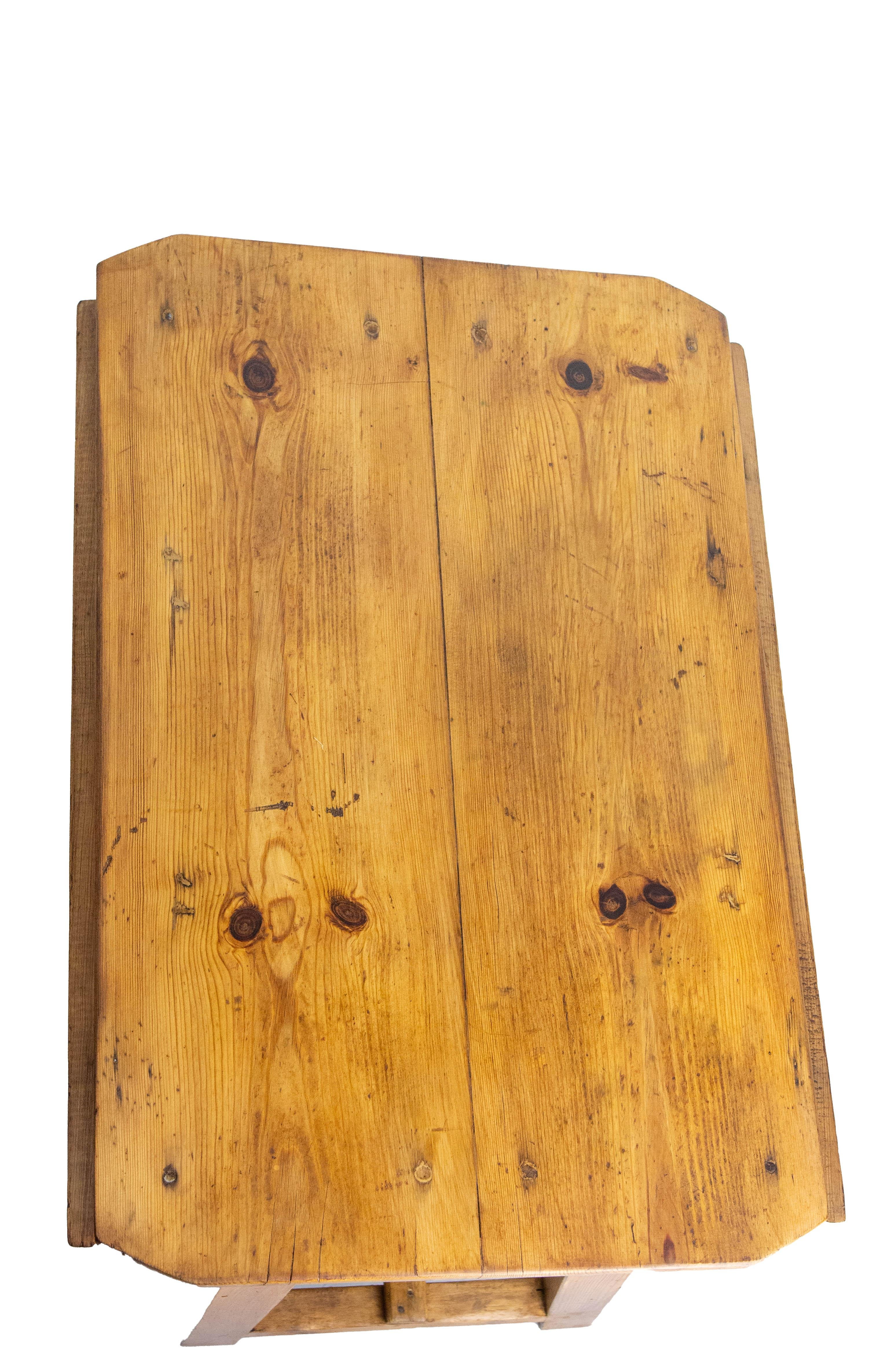 French Pine Little Foldable Side Table circa 1940 im Angebot 3