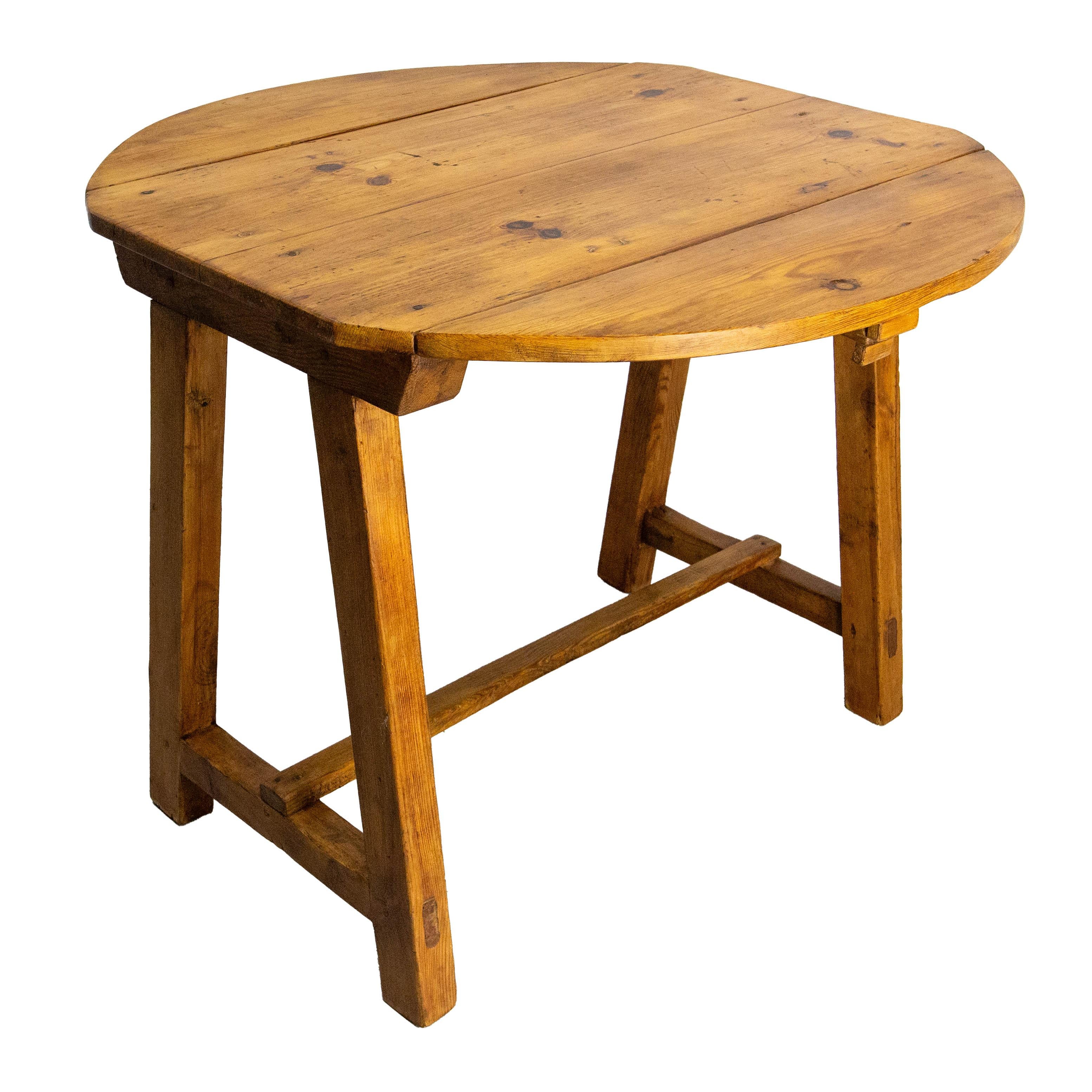 Little rectangular side table with rounded leaves. 
The shape of the leaves give to this table an original general shape.
The base of the table is also original 
This discreet but charming table will easily find its place thanks to its small