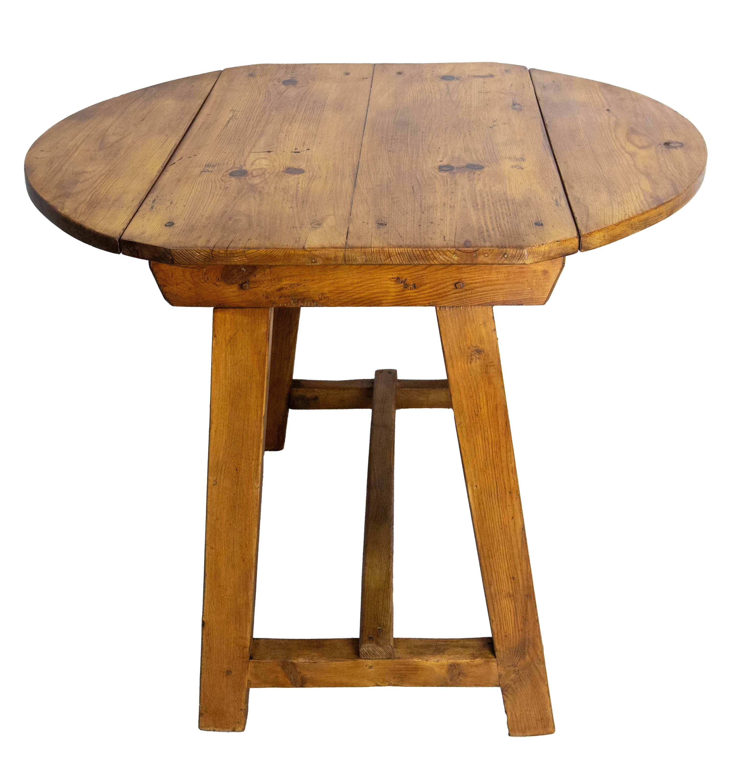 French Pine Little Foldable Side Table circa 1940 (Moderne der Mitte des Jahrhunderts) im Angebot