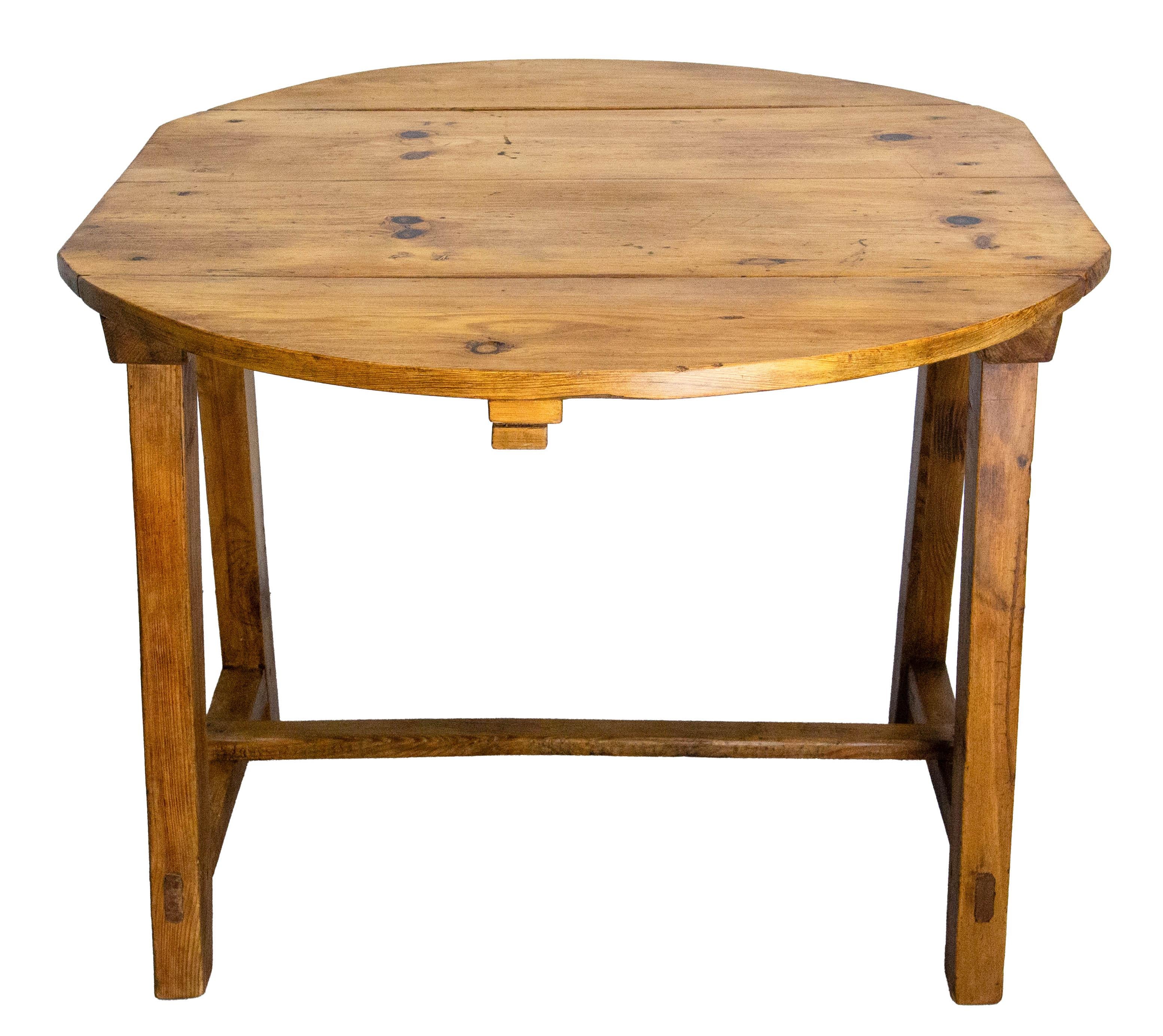 French Pine Little Foldable Side Table circa 1940 (Französisch) im Angebot