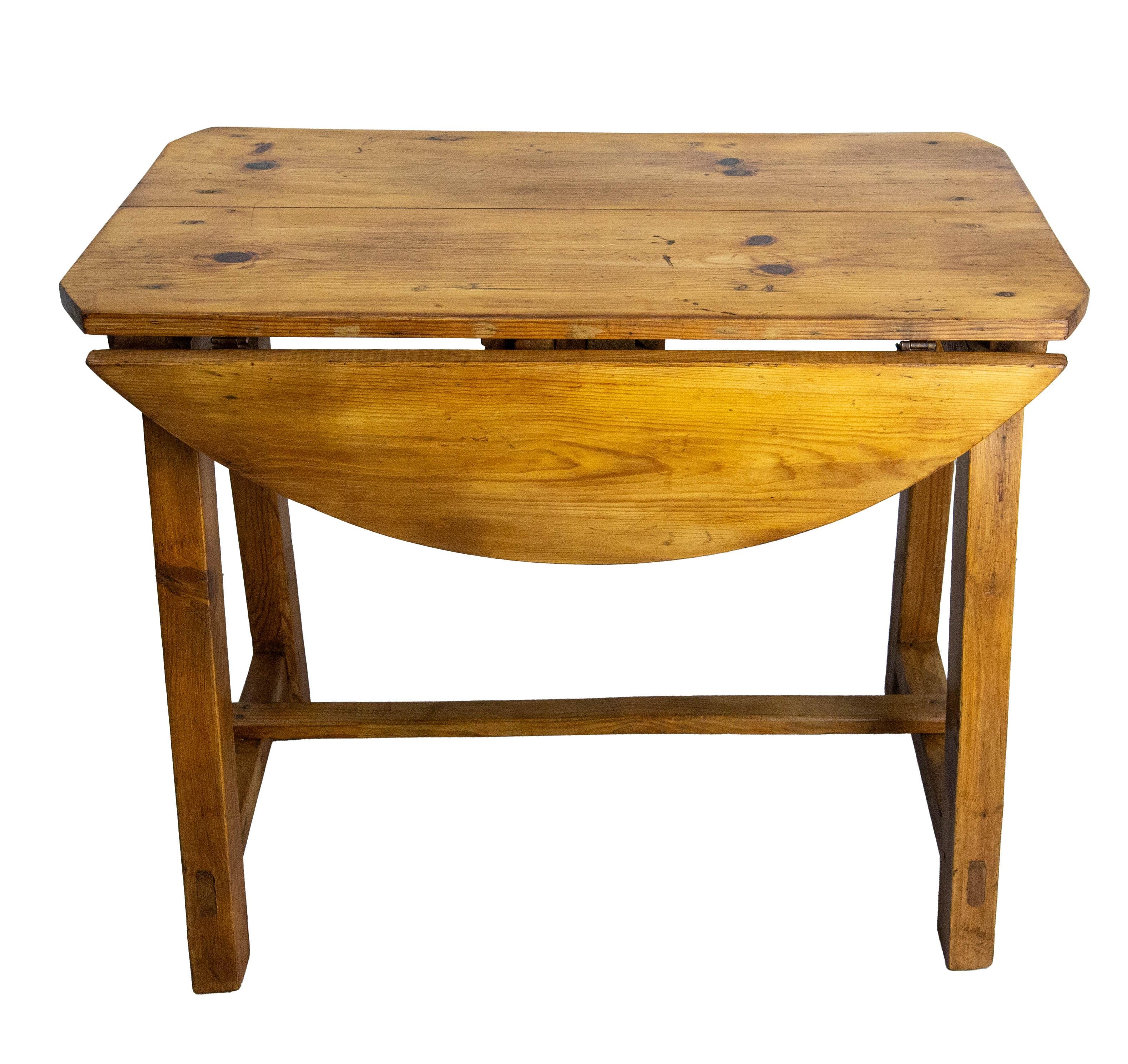 French Pine Little Foldable Side Table circa 1940 im Zustand „Gut“ im Angebot in Labrit, Landes