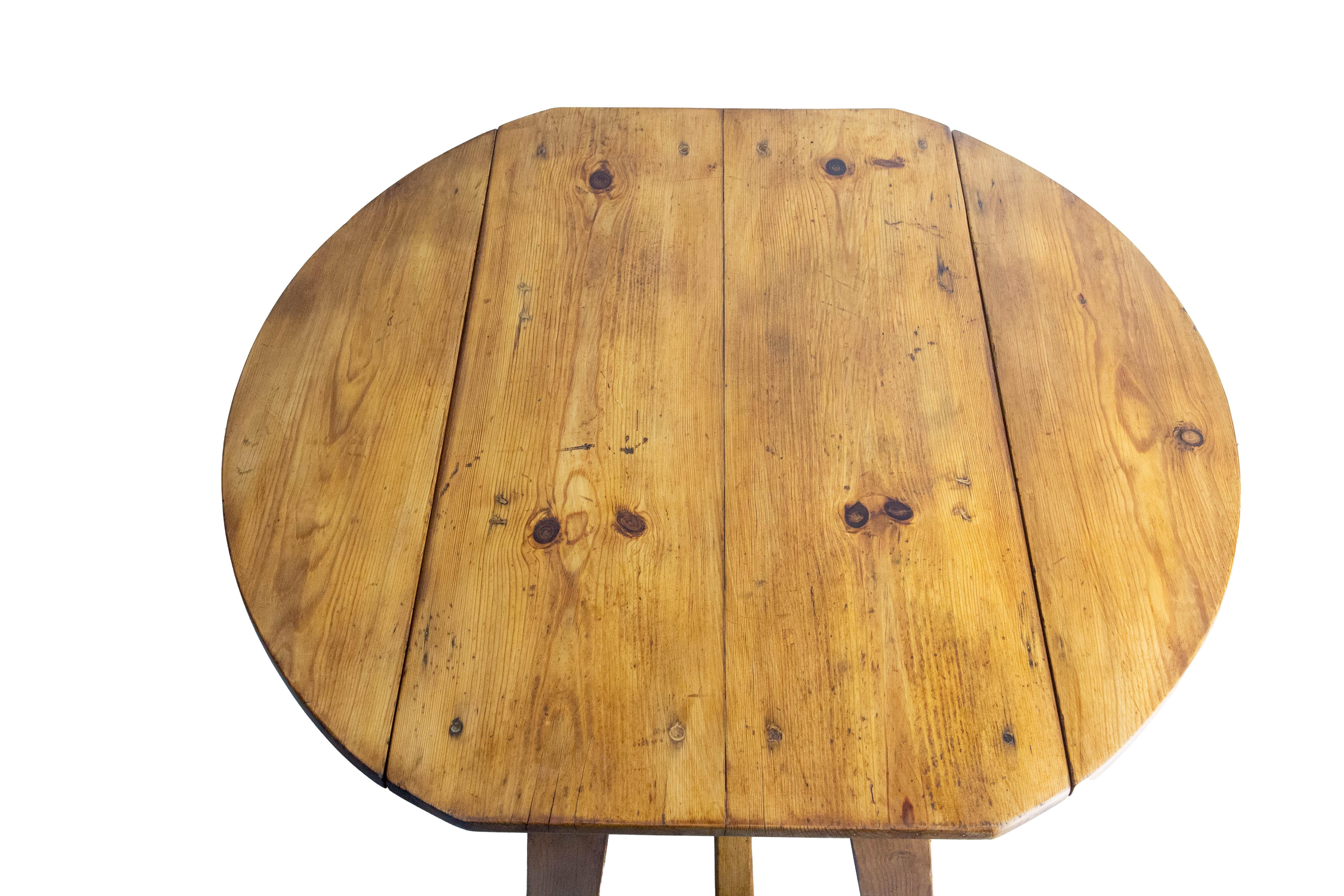French Pine Little Foldable Side Table circa 1940 (20. Jahrhundert) im Angebot