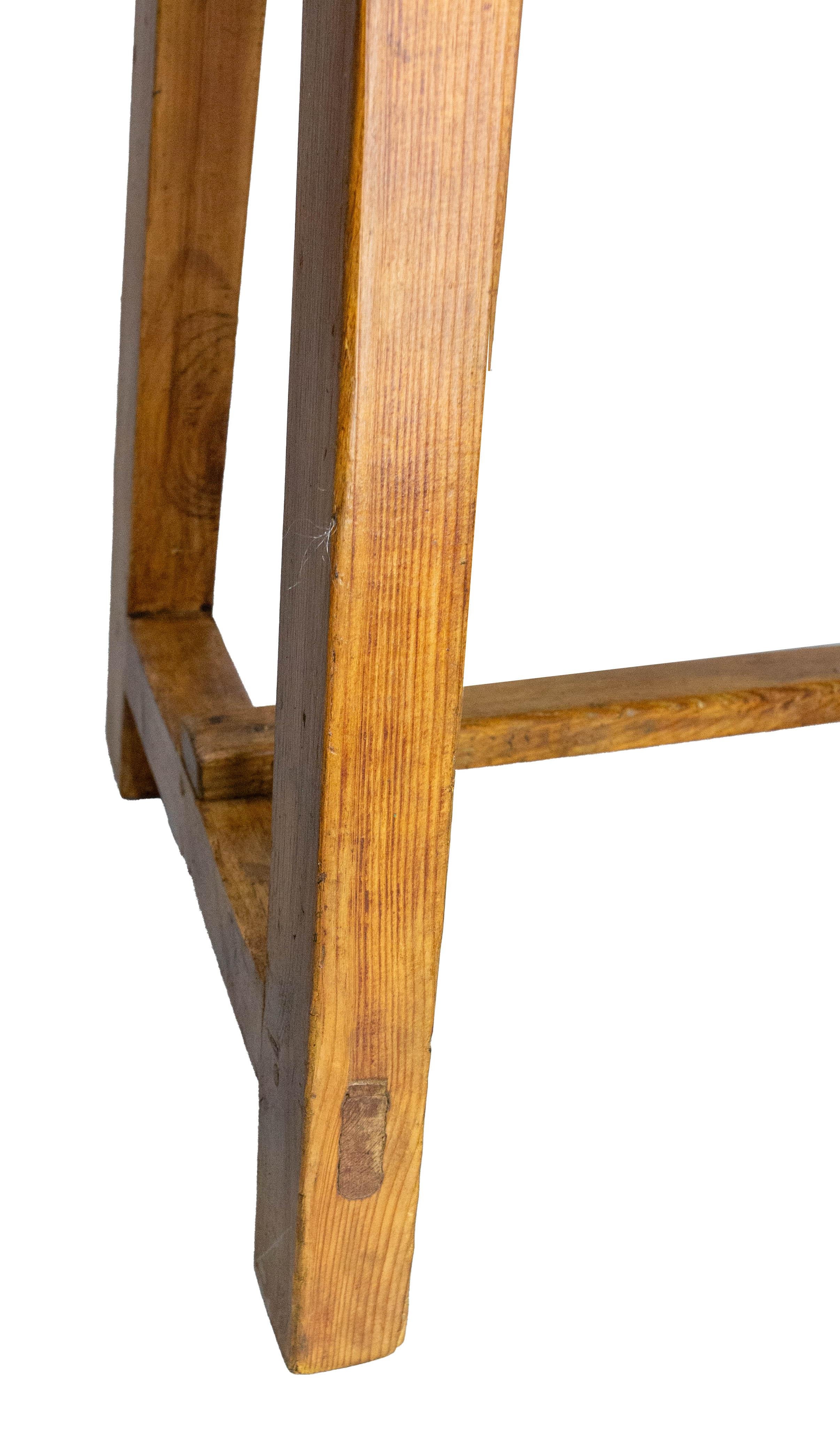 French Pine Little Foldable Side Table circa 1940 (Kiefernholz) im Angebot