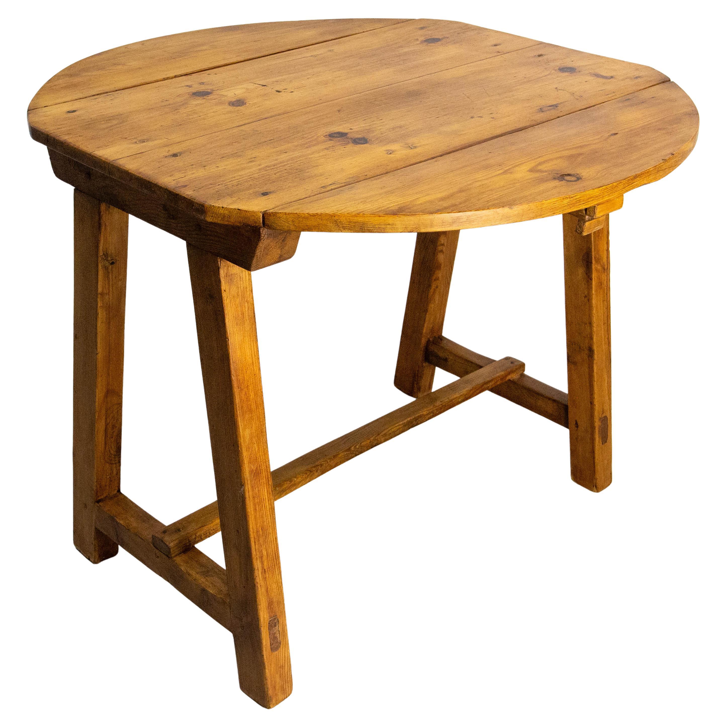 French Pine Little Foldable Side Table circa 1940 im Angebot