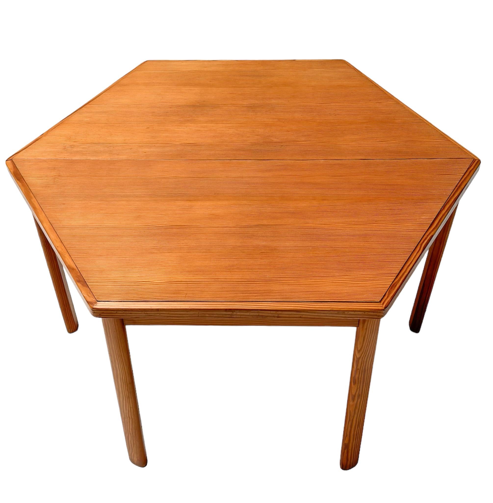 Ausziehbarer französischer Mid-Century-Modern-Esszimmertisch aus Kiefernholz, 1970er Jahre im Angebot 4