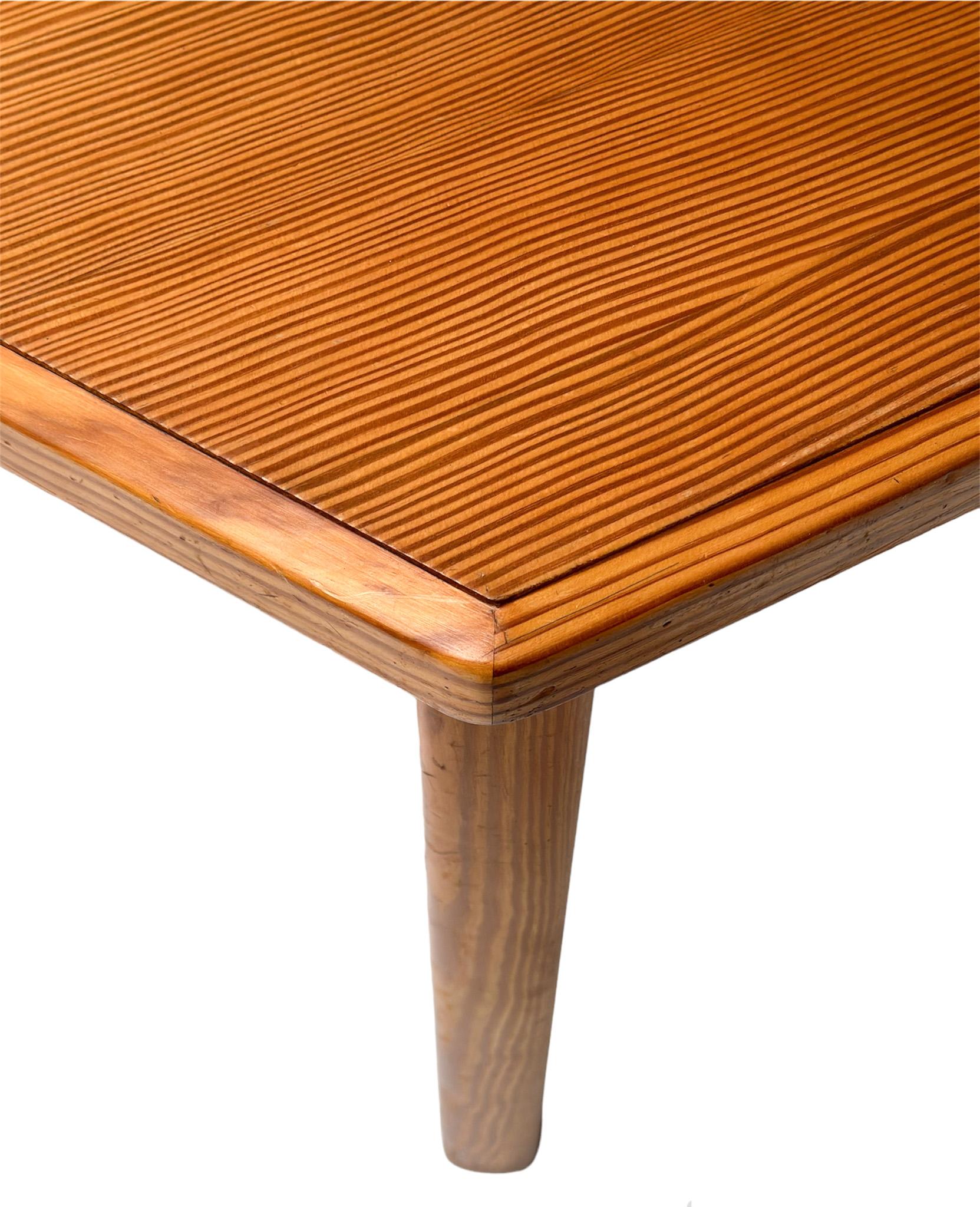 Ausziehbarer französischer Mid-Century-Modern-Esszimmertisch aus Kiefernholz, 1970er Jahre im Angebot 5