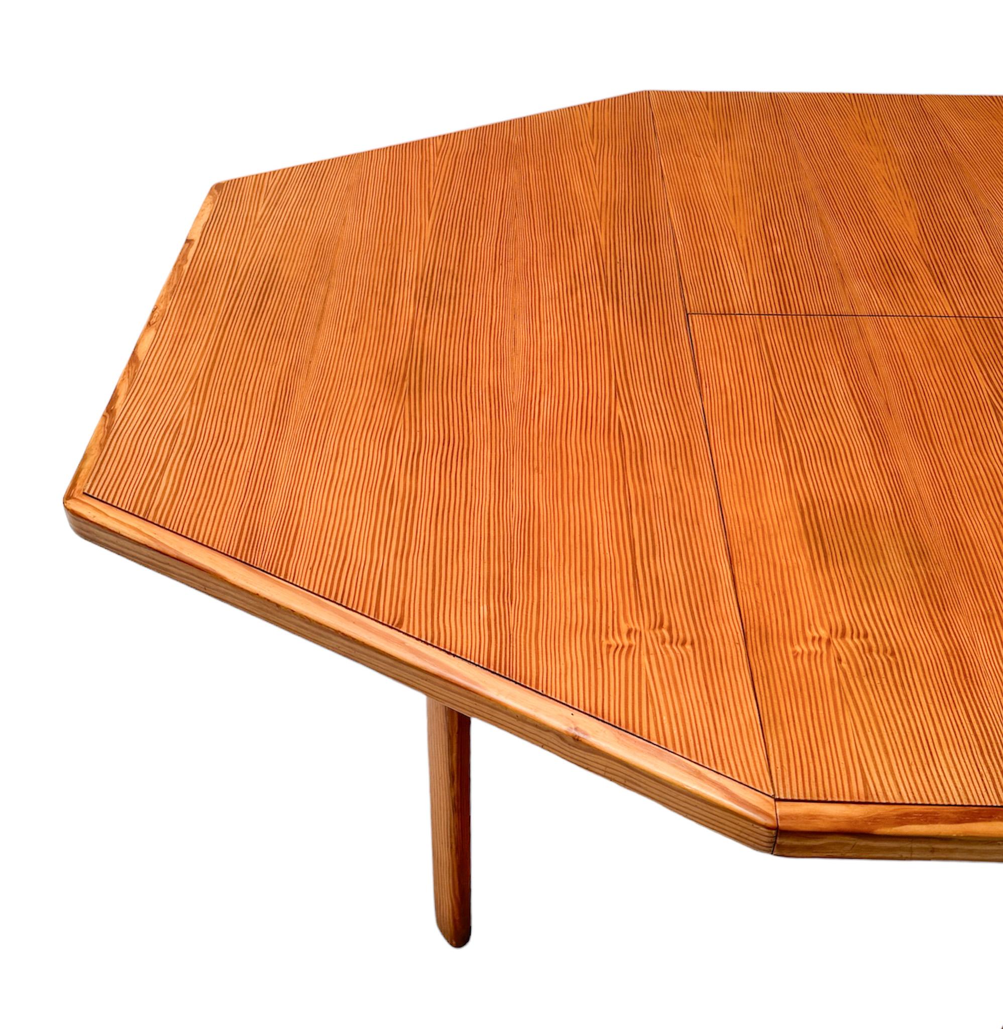 Ausziehbarer französischer Mid-Century-Modern-Esszimmertisch aus Kiefernholz, 1970er Jahre im Angebot 6
