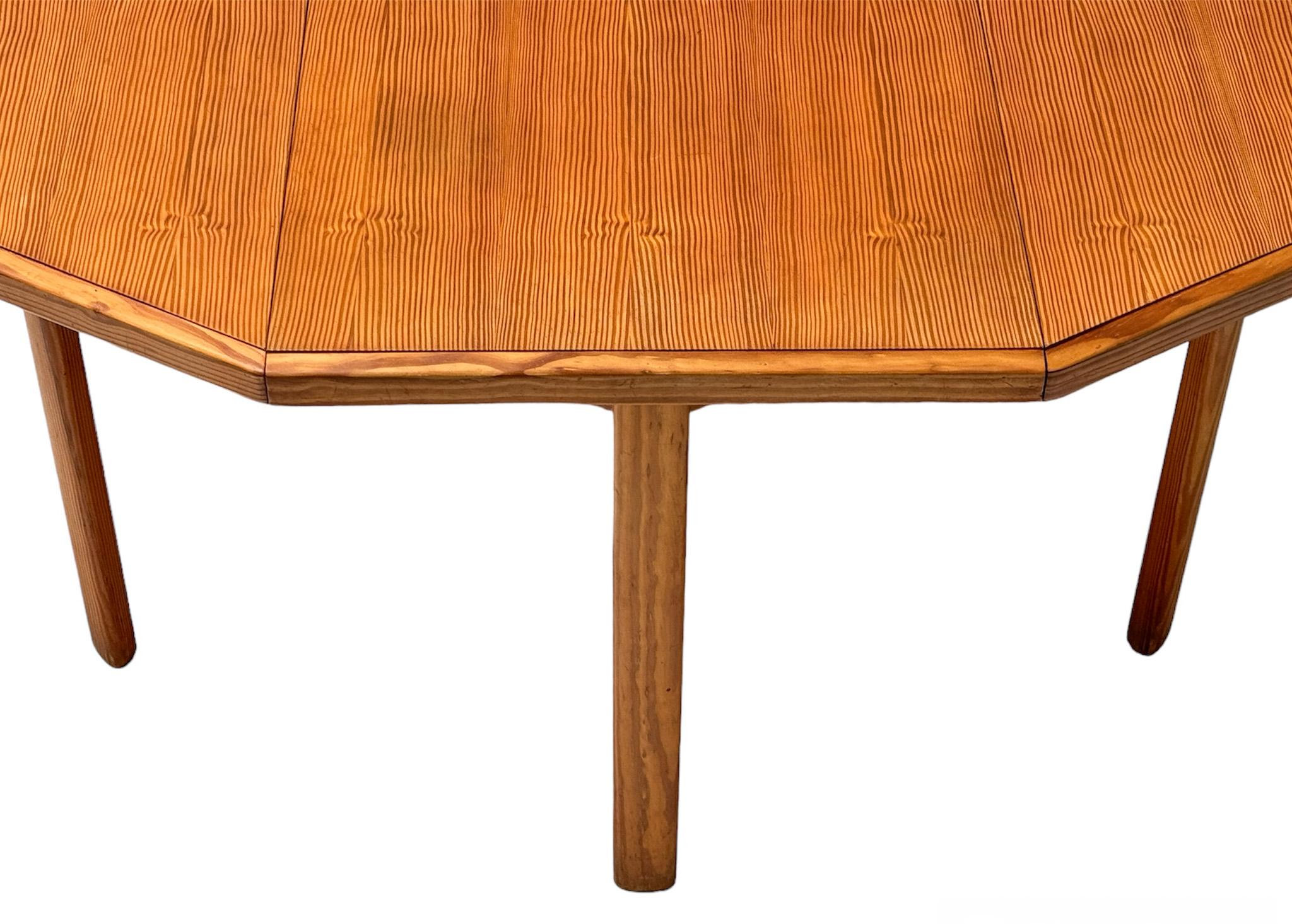 Ausziehbarer französischer Mid-Century-Modern-Esszimmertisch aus Kiefernholz, 1970er Jahre im Angebot 7