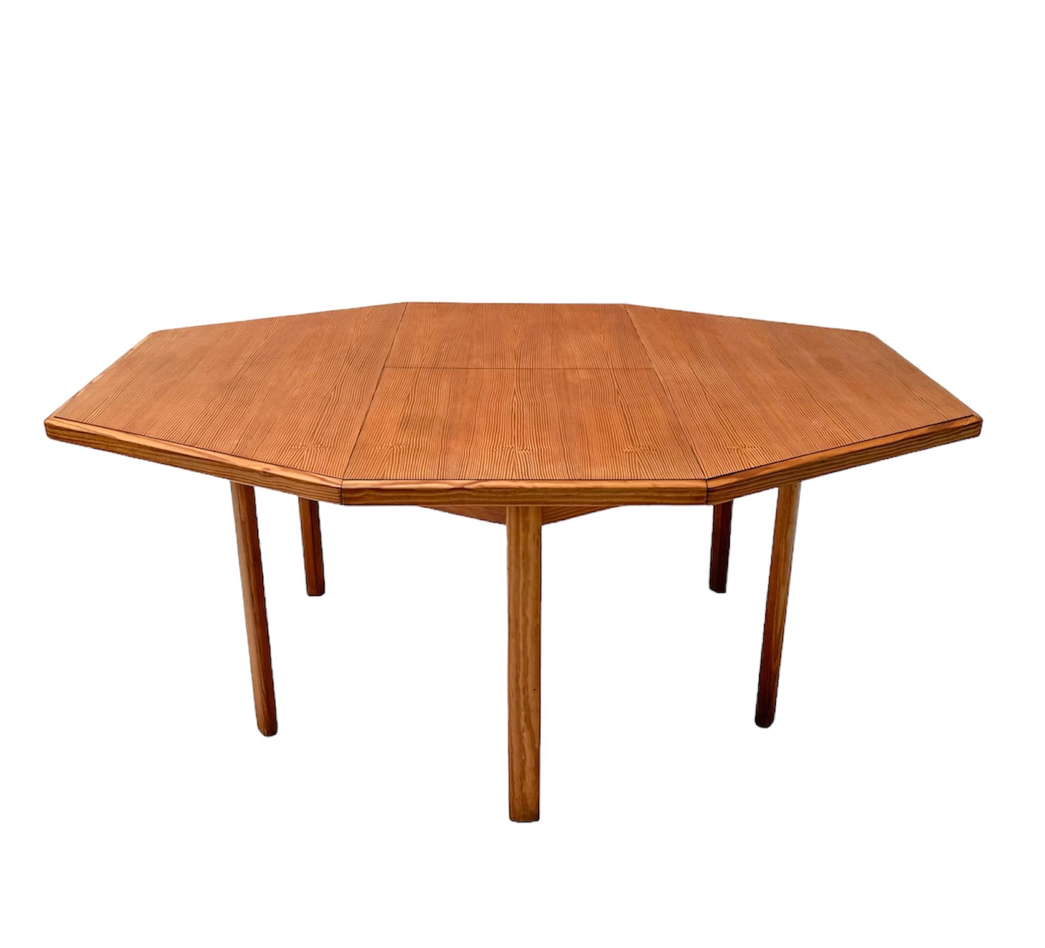 Stunning and rare Mid-Century Modern dining room table.
Striking French design from the 1970s.
Solid pine base with six original pine legs!
The solid pine top can be extended with one original solid pine extension.
Measurements in extended version: