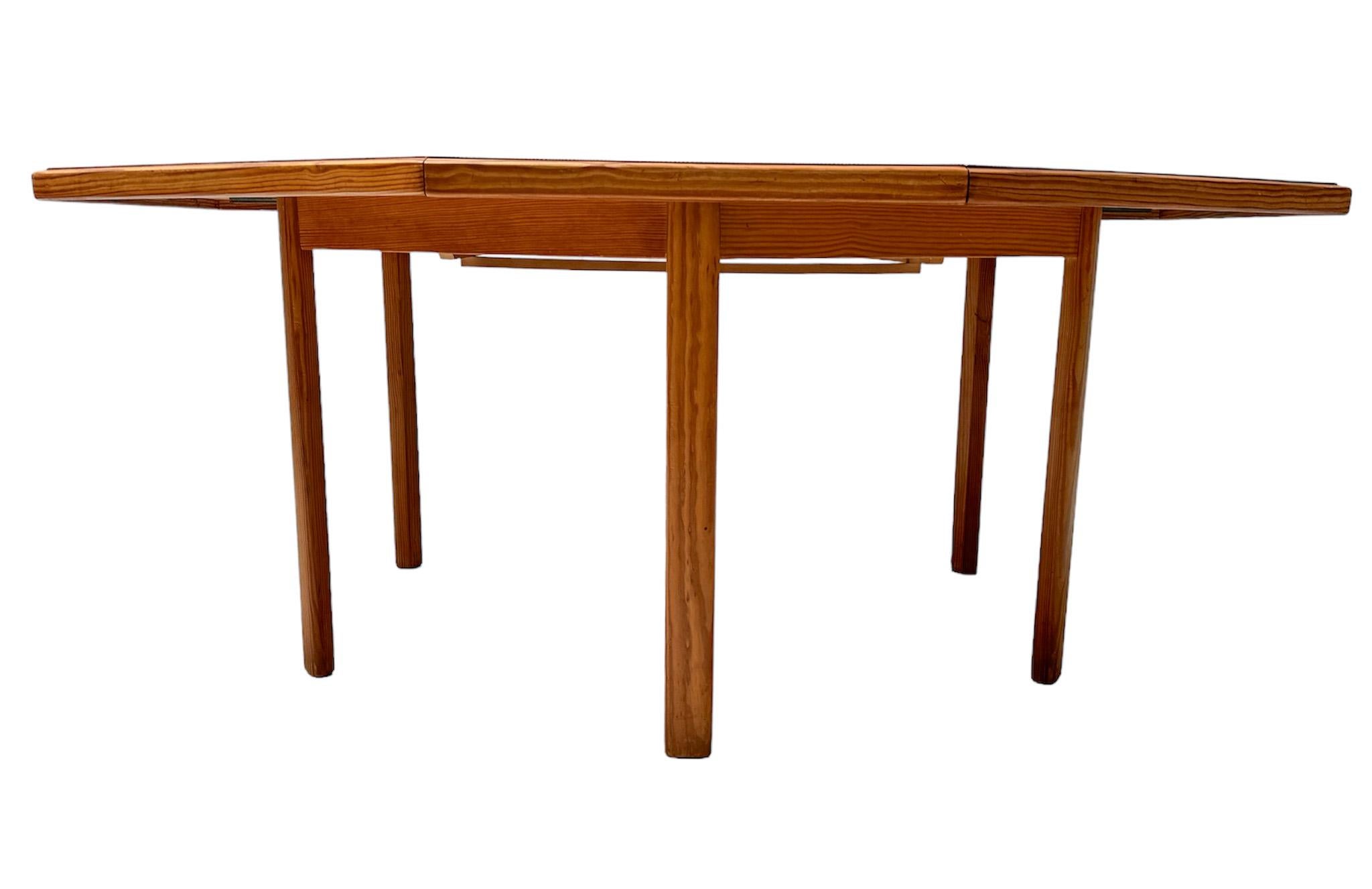 French Pine Mid-Century Modern Extendable Dining Room Table, 1970s In Good Condition For Sale In Amsterdam, NL