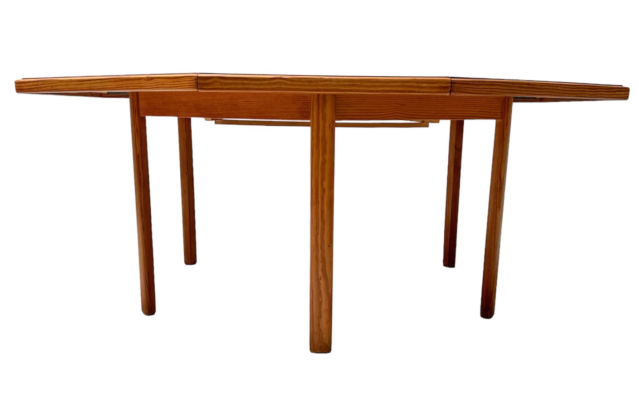 Ausziehbarer französischer Mid-Century-Modern-Esszimmertisch aus Kiefernholz, 1970er Jahre (Moderne der Mitte des Jahrhunderts) im Angebot