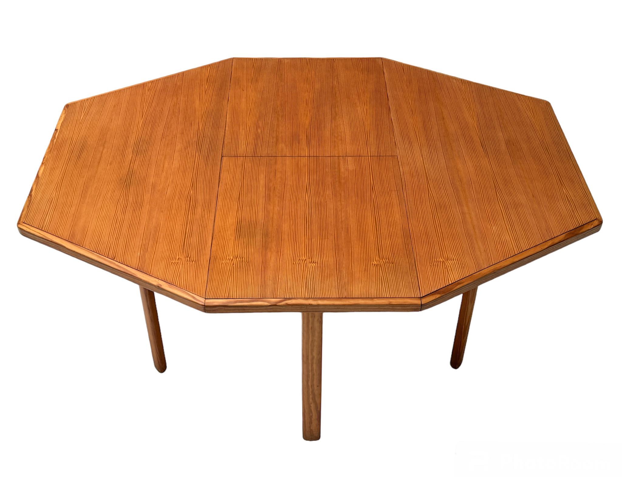 Ausziehbarer französischer Mid-Century-Modern-Esszimmertisch aus Kiefernholz, 1970er Jahre (Ende des 20. Jahrhunderts) im Angebot