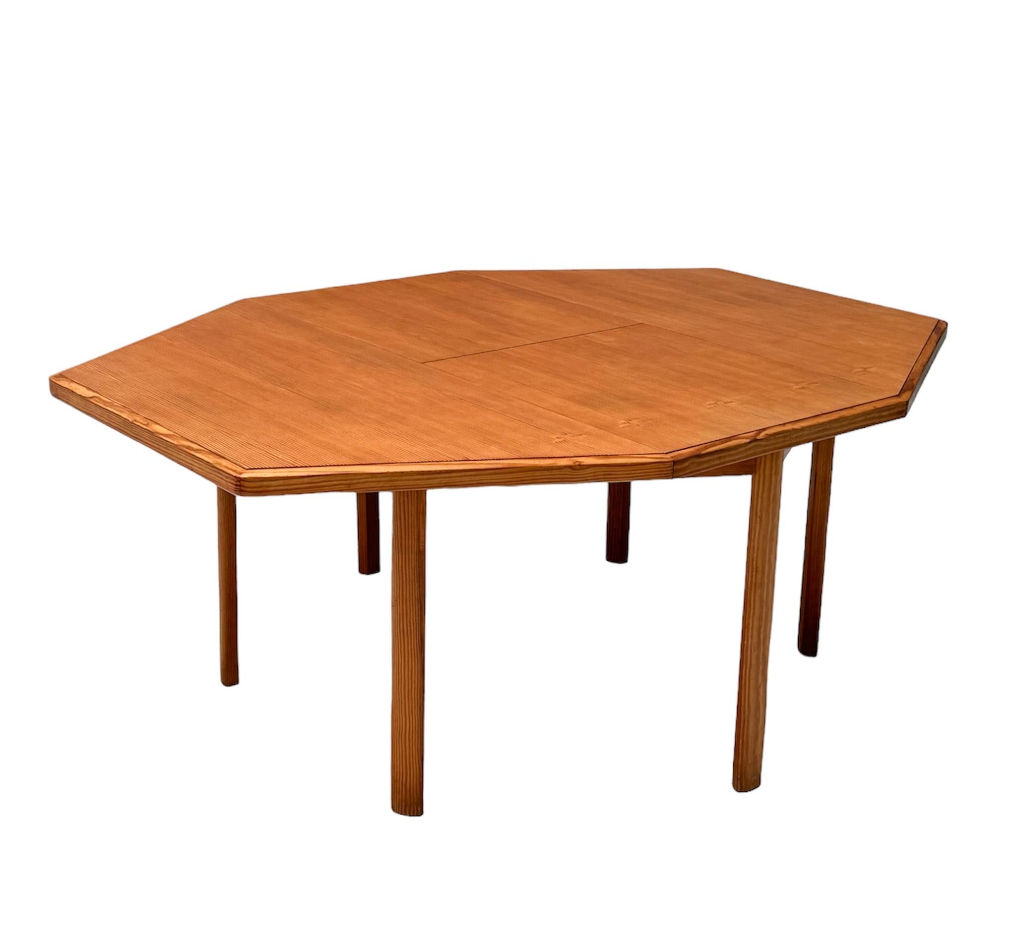 Ausziehbarer französischer Mid-Century-Modern-Esszimmertisch aus Kiefernholz, 1970er Jahre im Angebot 1