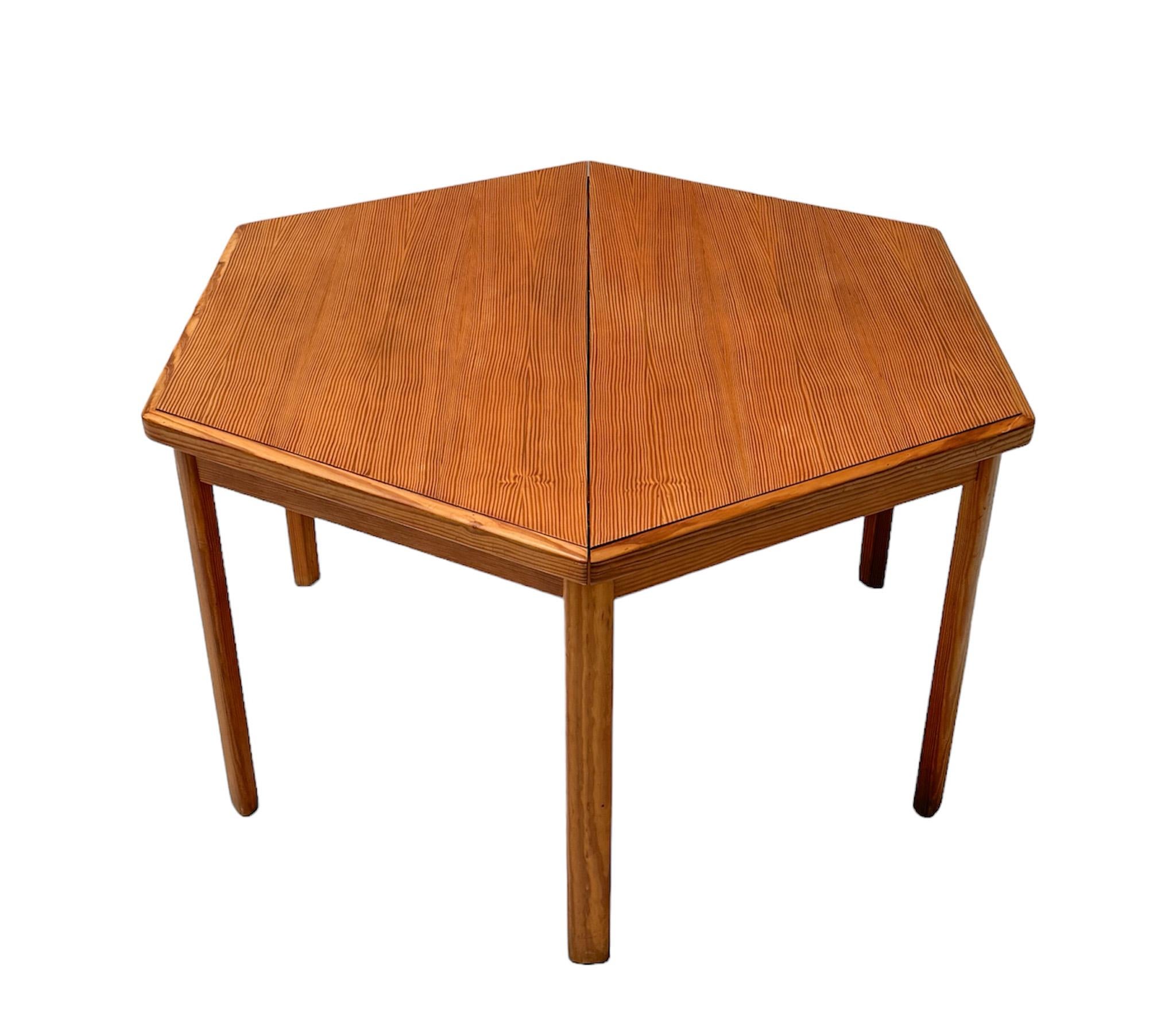 French Pine Mid-Century Modern Extendable Dining Room Table, 1970s For Sale 4