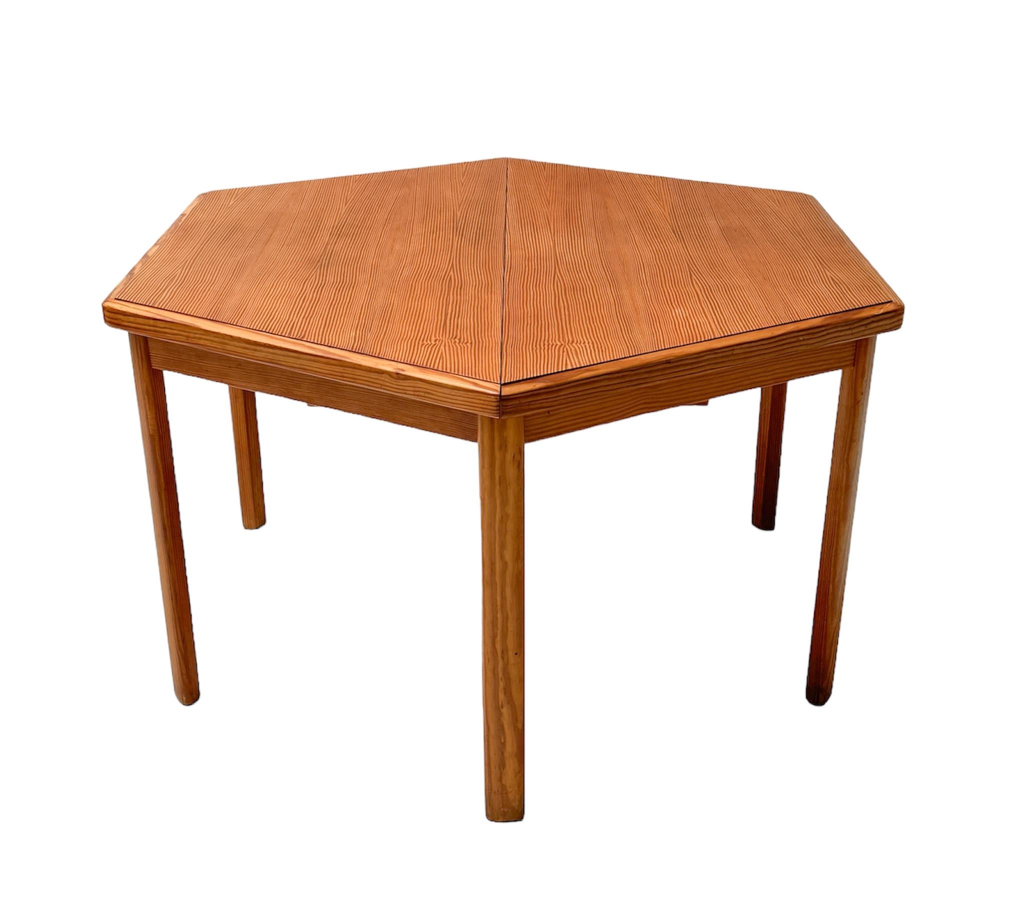 Ausziehbarer französischer Mid-Century-Modern-Esszimmertisch aus Kiefernholz, 1970er Jahre im Angebot 3