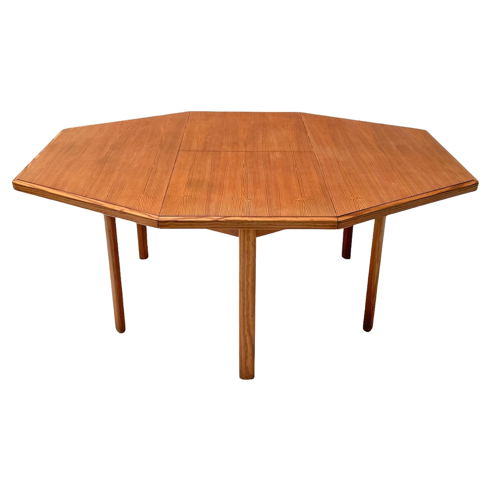 Ausziehbarer französischer Mid-Century-Modern-Esszimmertisch aus Kiefernholz, 1970er Jahre