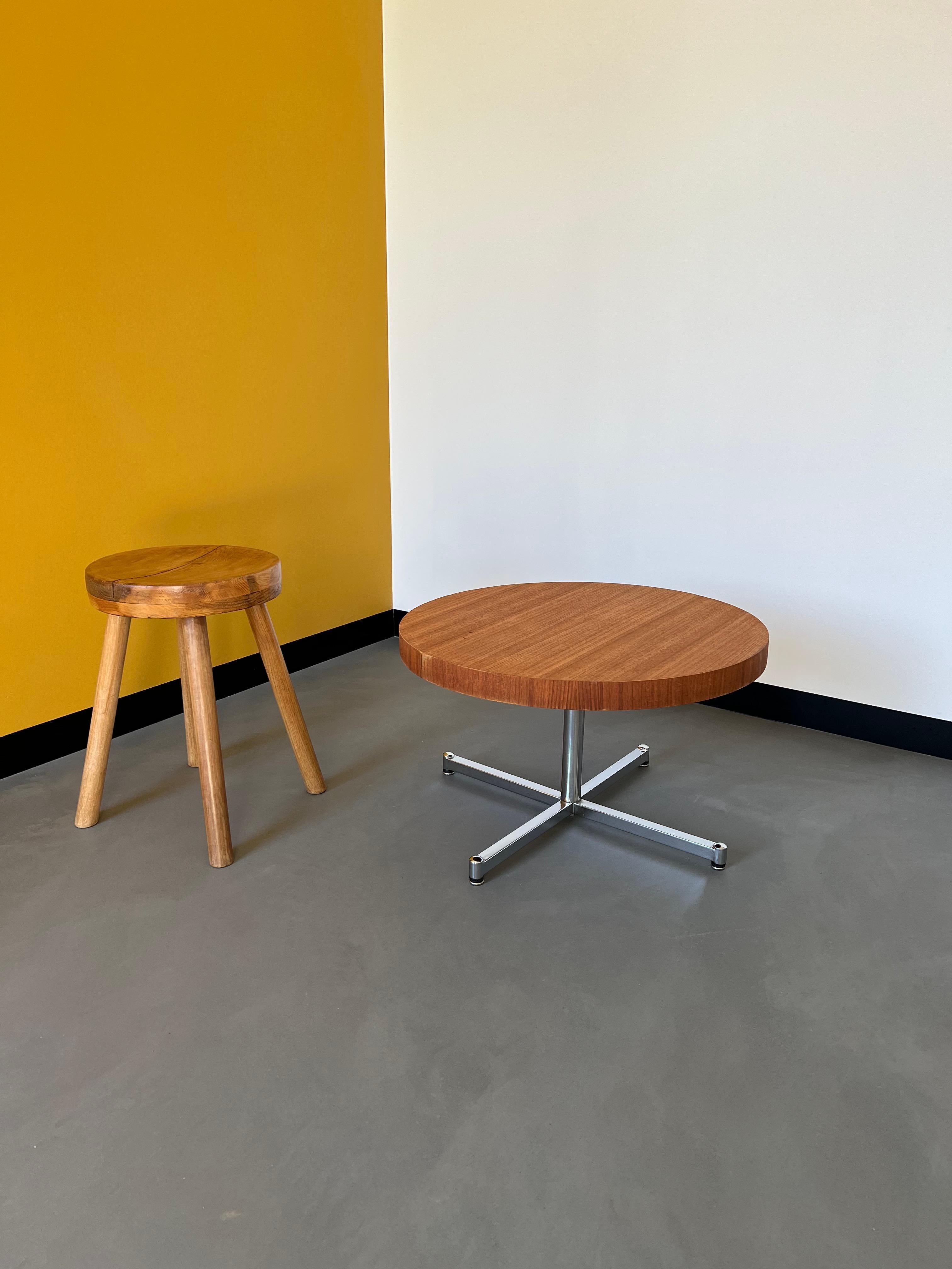 Superb French 4-legged stool from the 1950s in blond oak hue. Its slightly concave seat and superb patina make it a must have, in the purest spirit of Charlotte Perriand's stools.
