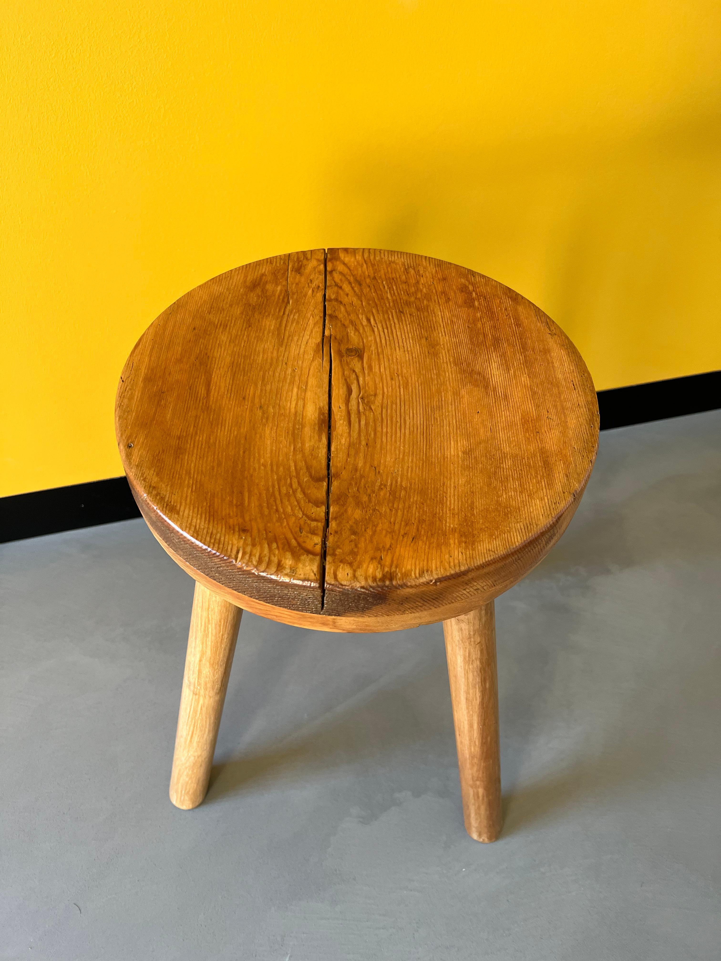 French pine mid-century stool, 1950's In Good Condition For Sale In LYON, FR
