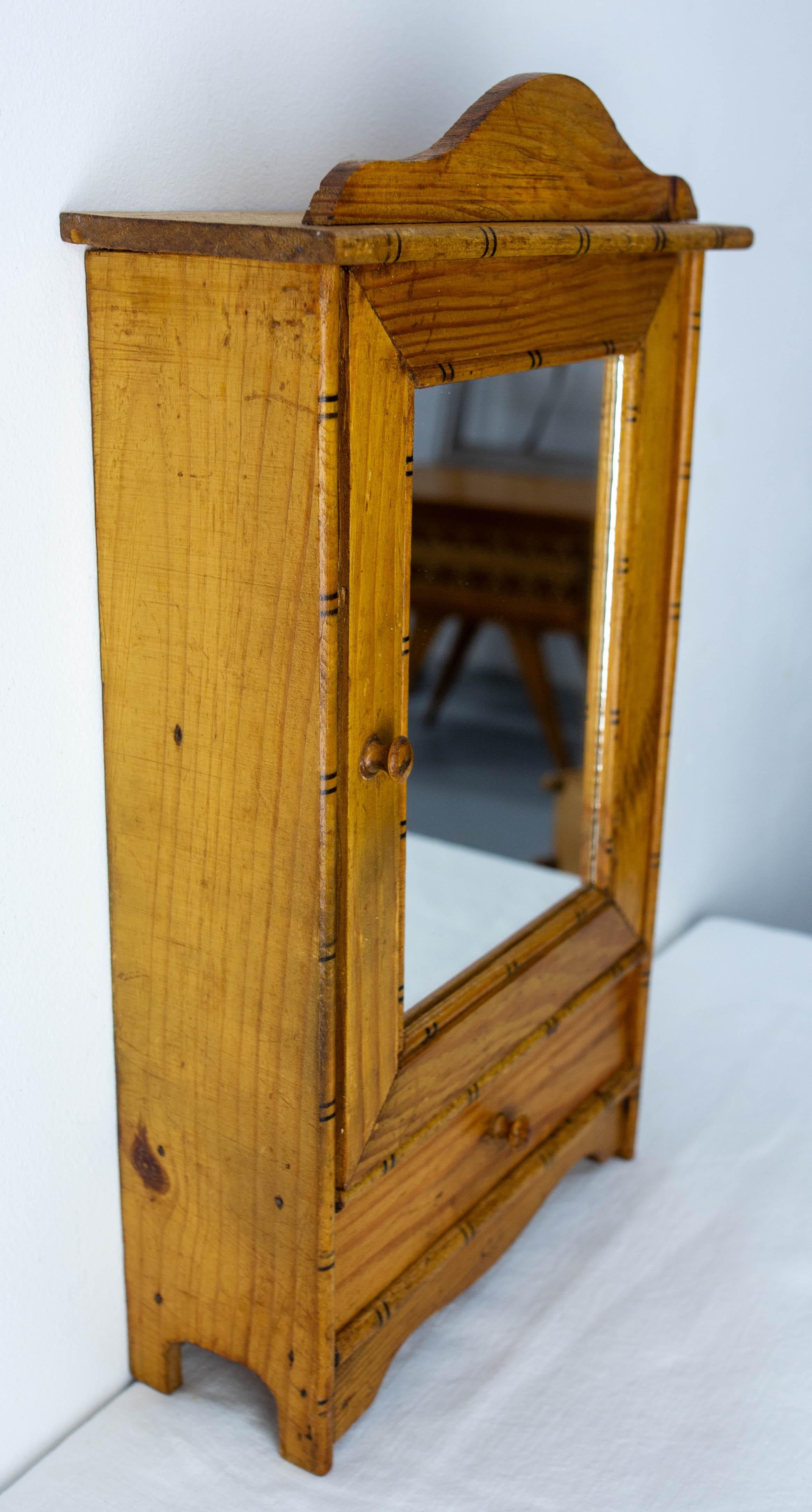 Français Jouet de poupée en pin et miroir, imitation bambou, circa 1900 en vente