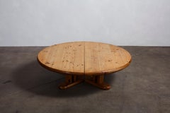 Table basse ronde en pin français avec base à pieds croisés