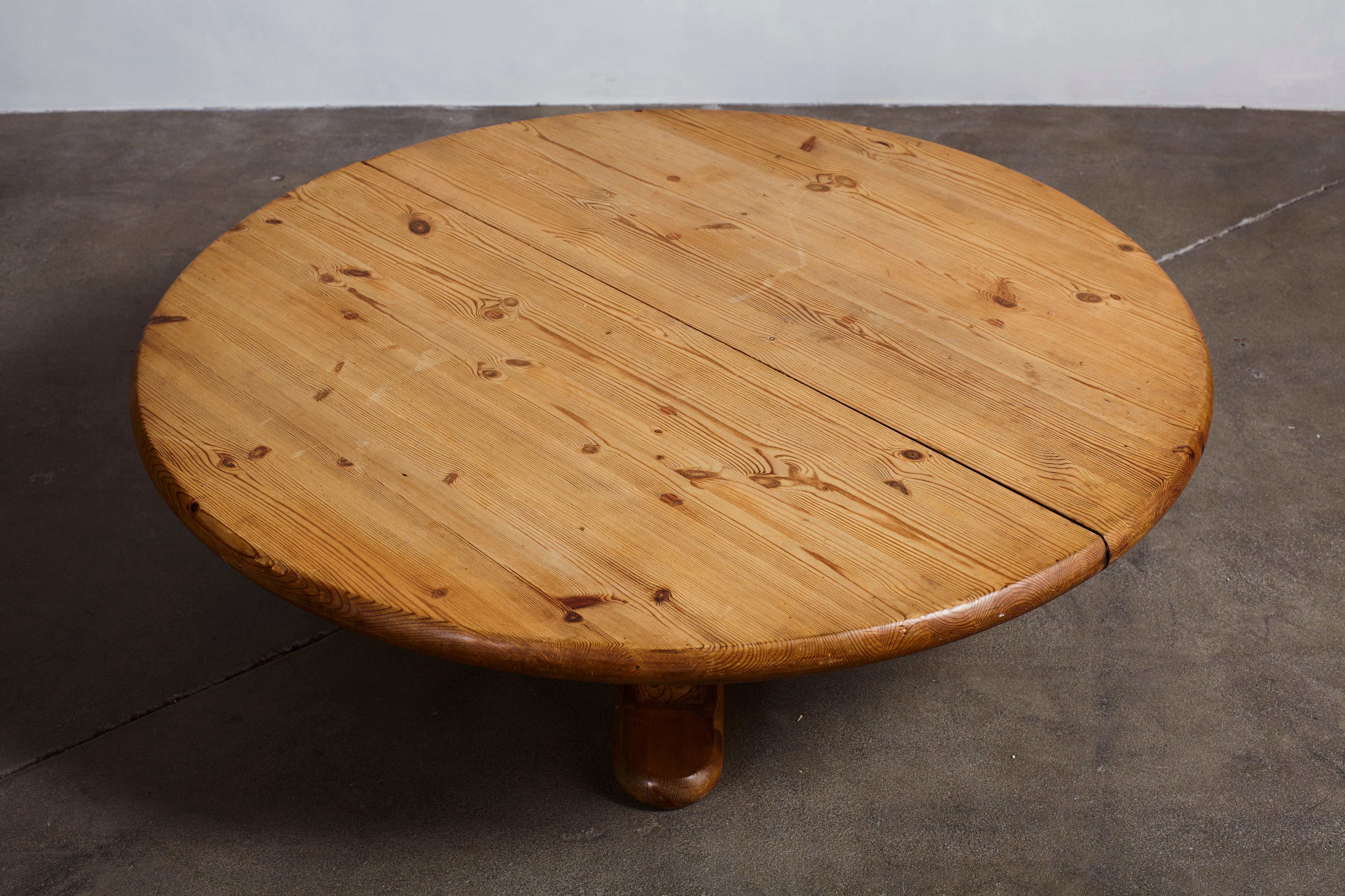 French Pine Round Coffee Table with Cross Leg Base In Good Condition In Los Angeles, CA