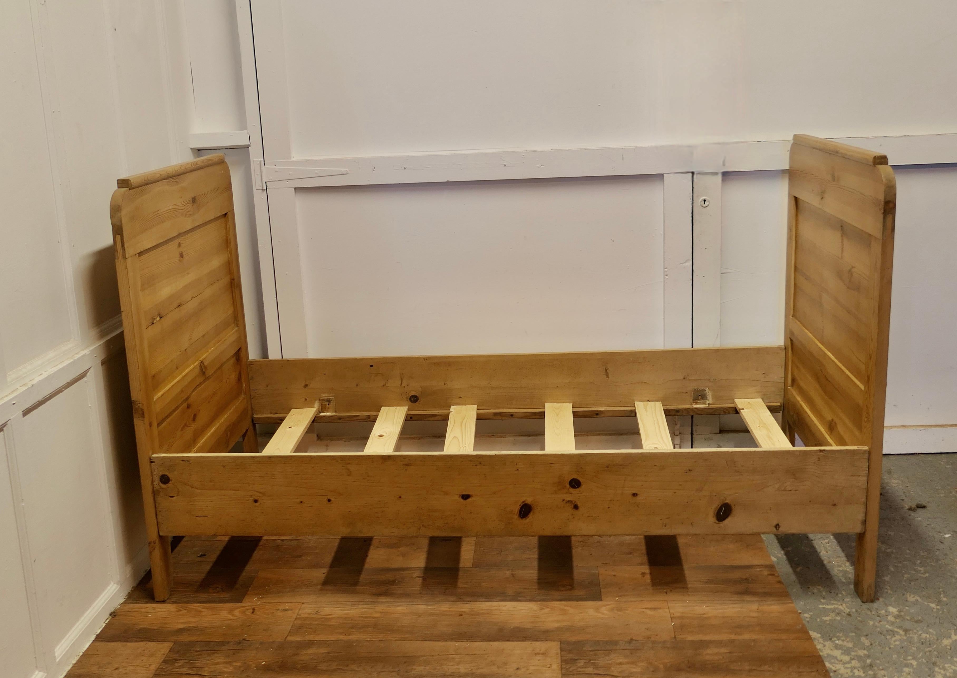 19th Century French Pine Single Sleigh Bed Lit Bateau For Sale