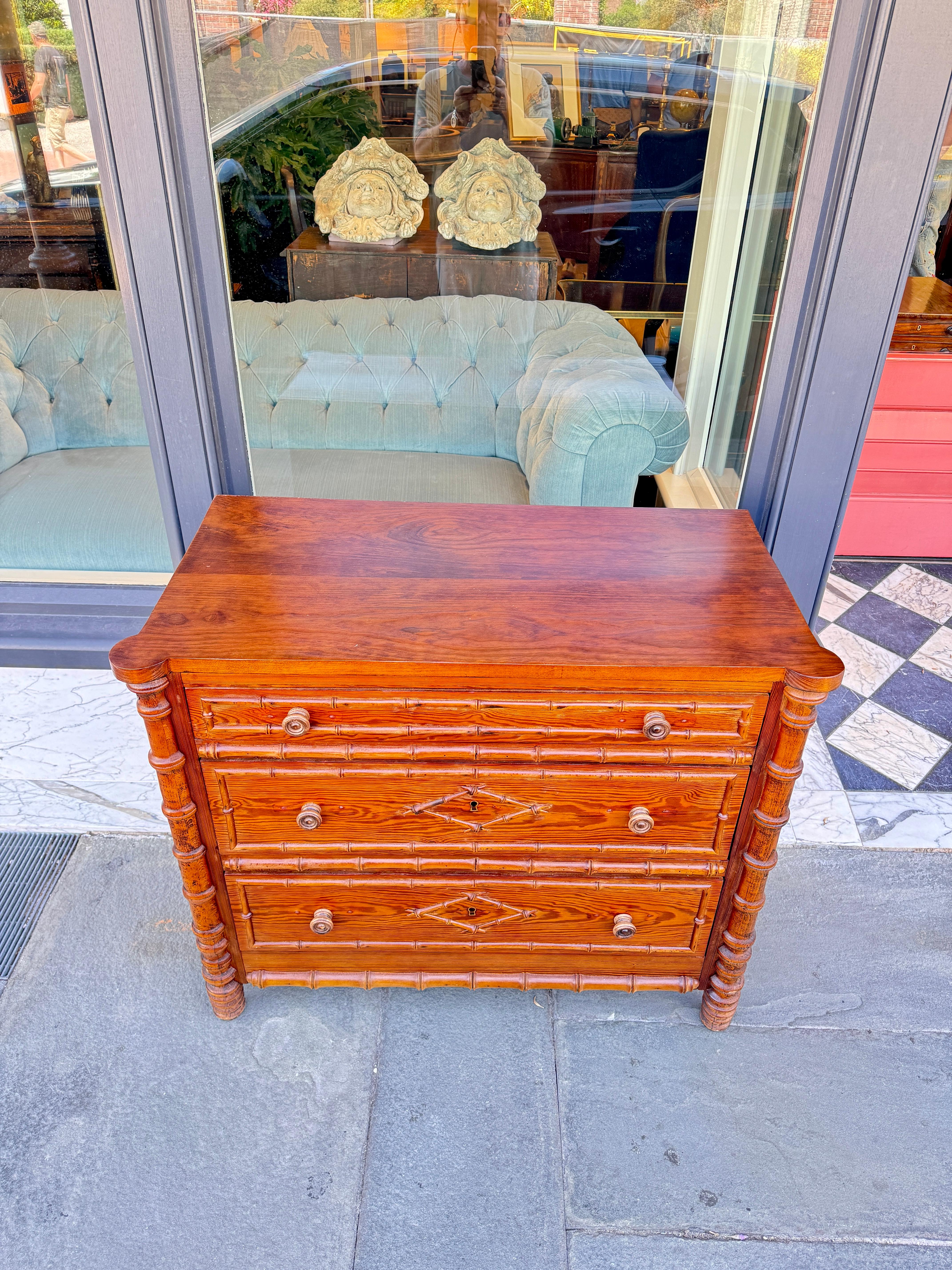 Cómoda de 3 cajones de pino francés con detalles de bambú sintético Francés en venta