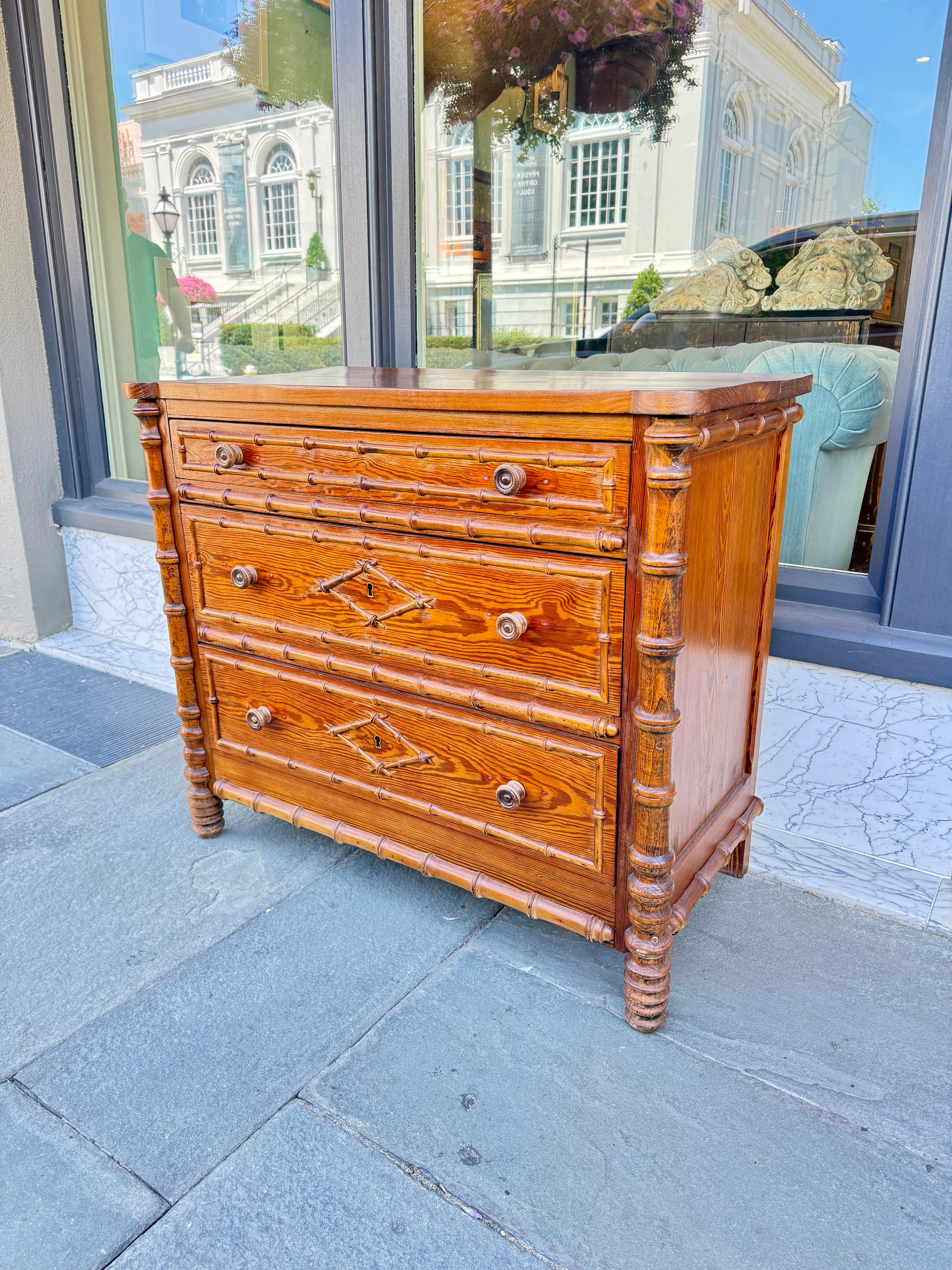 Cómoda de 3 cajones de pino francés con detalles de bambú sintético en Bueno estado para la venta en Charleston, SC