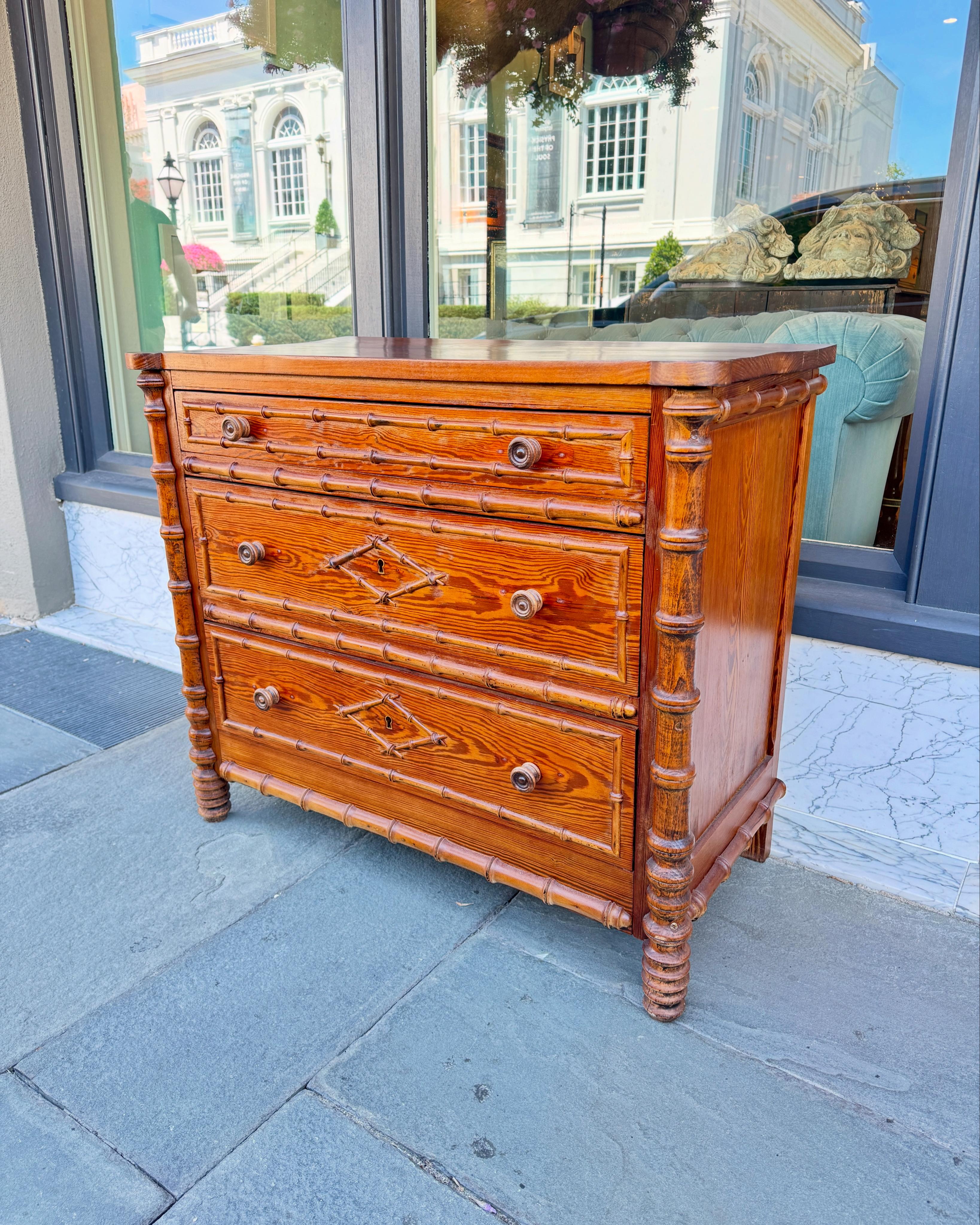 Cómoda de 3 cajones de pino francés con detalles de bambú sintético Pino en venta