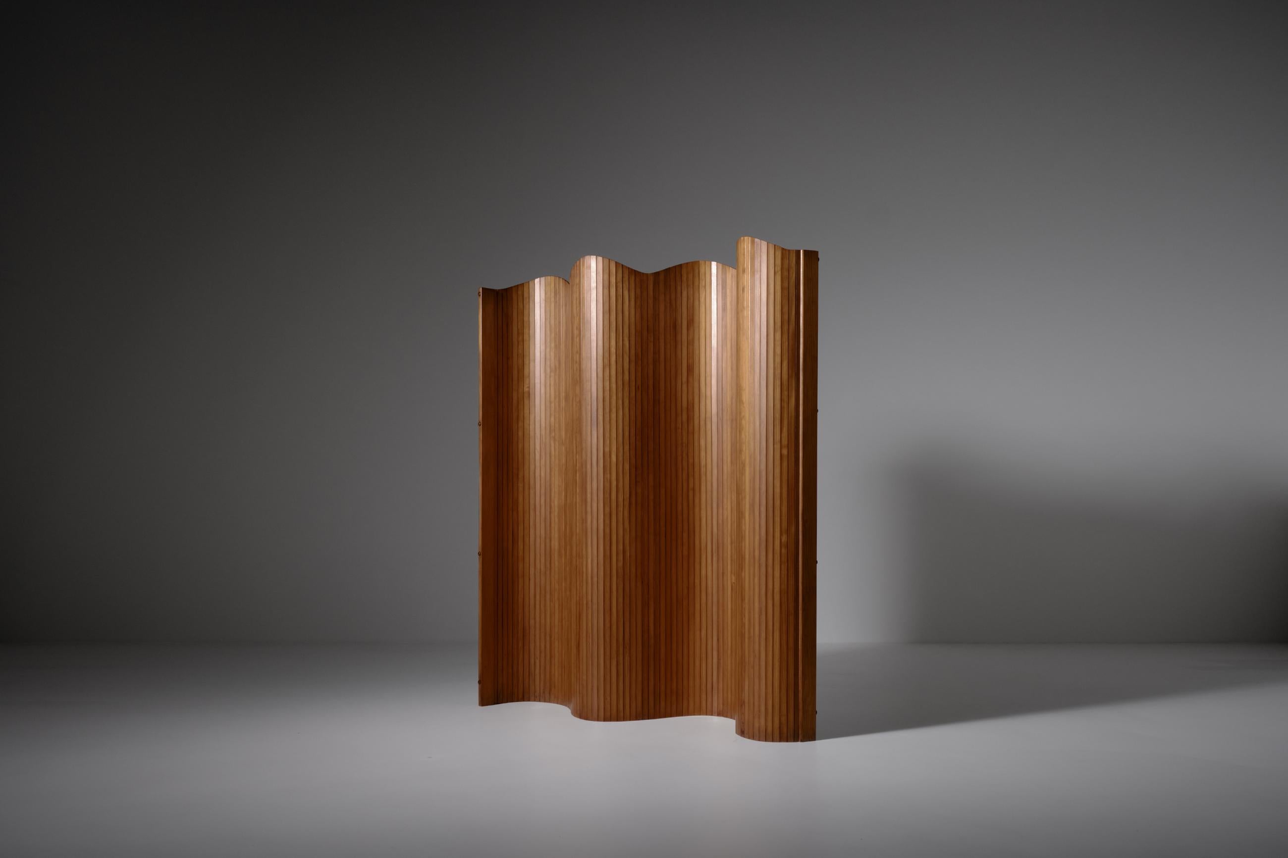 Large French tambour room divider, 1970s. Beautiful wavy shape made in solid pine with a beautiful exposed grain. The paravent can be placed in plenty shapes creating a very interesting divider or background. In very good condition with a nice warm