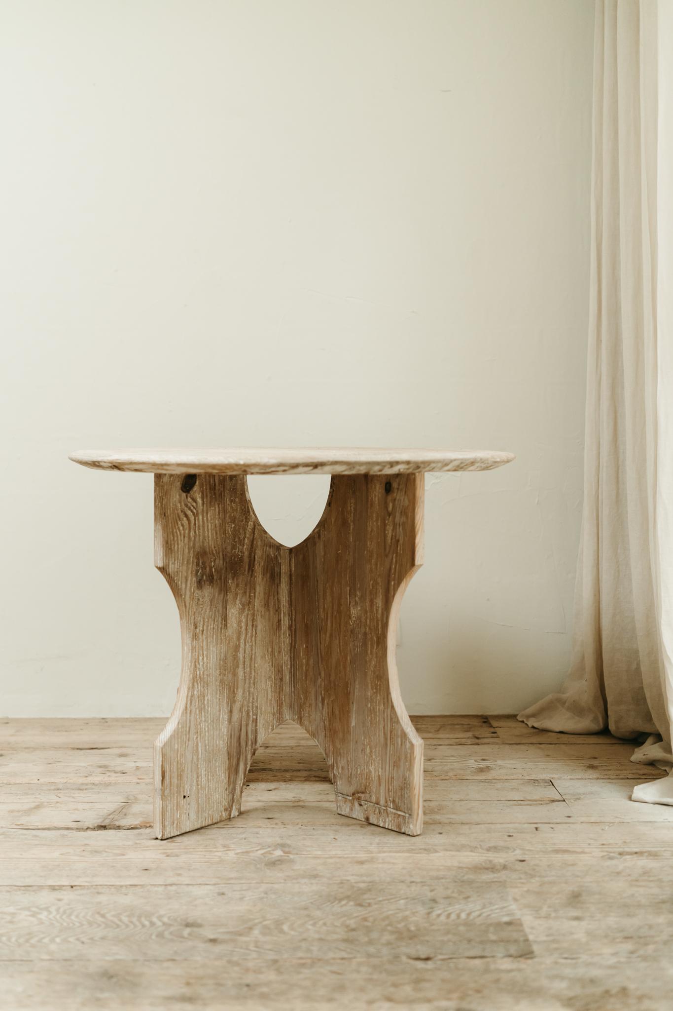 una mesa ocasional francesa de madera de pino... pintura vieja... 