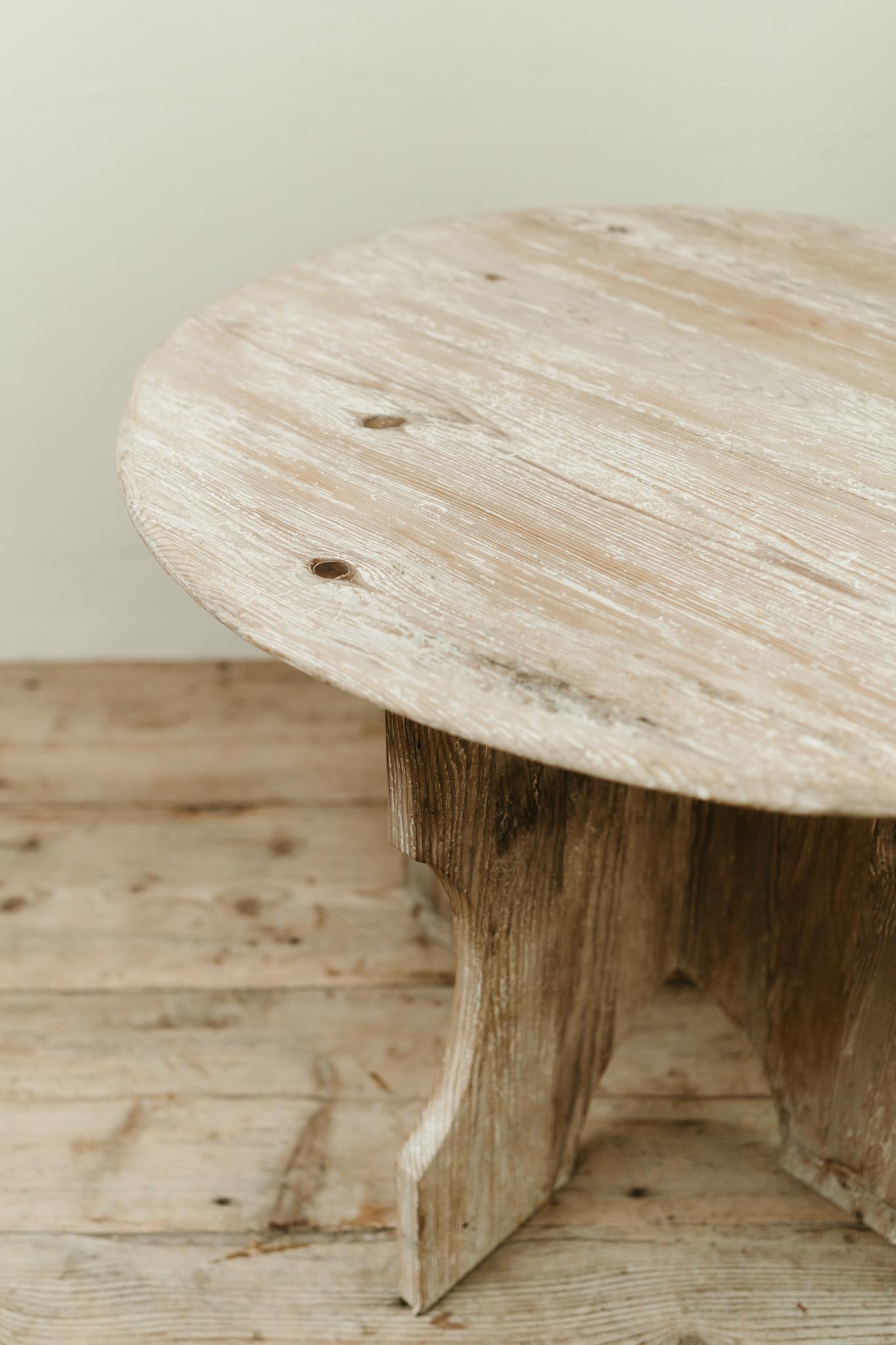 Mesa auxiliar francesa de madera de pino ... Pintado a mano en venta