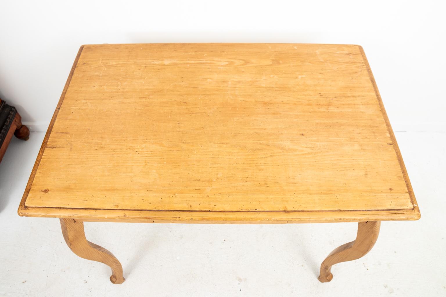 French Pinewood Table In Good Condition For Sale In Stamford, CT