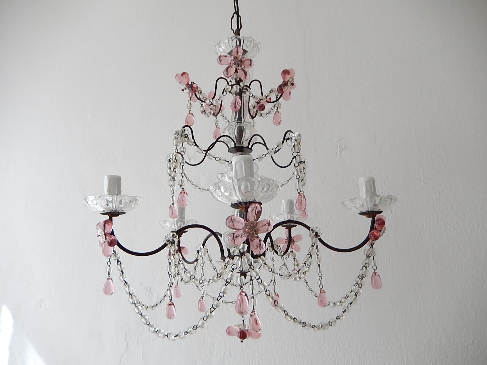 Housing five-lights, bobéches in crystal. Adoring 3 tiers of macaroni crystal swags with 11 Murano coloured drop flowers and 20 single drops. Rare color, it is a mix between pink and light amethyst. Murano blown glass center and crystal bobéches on