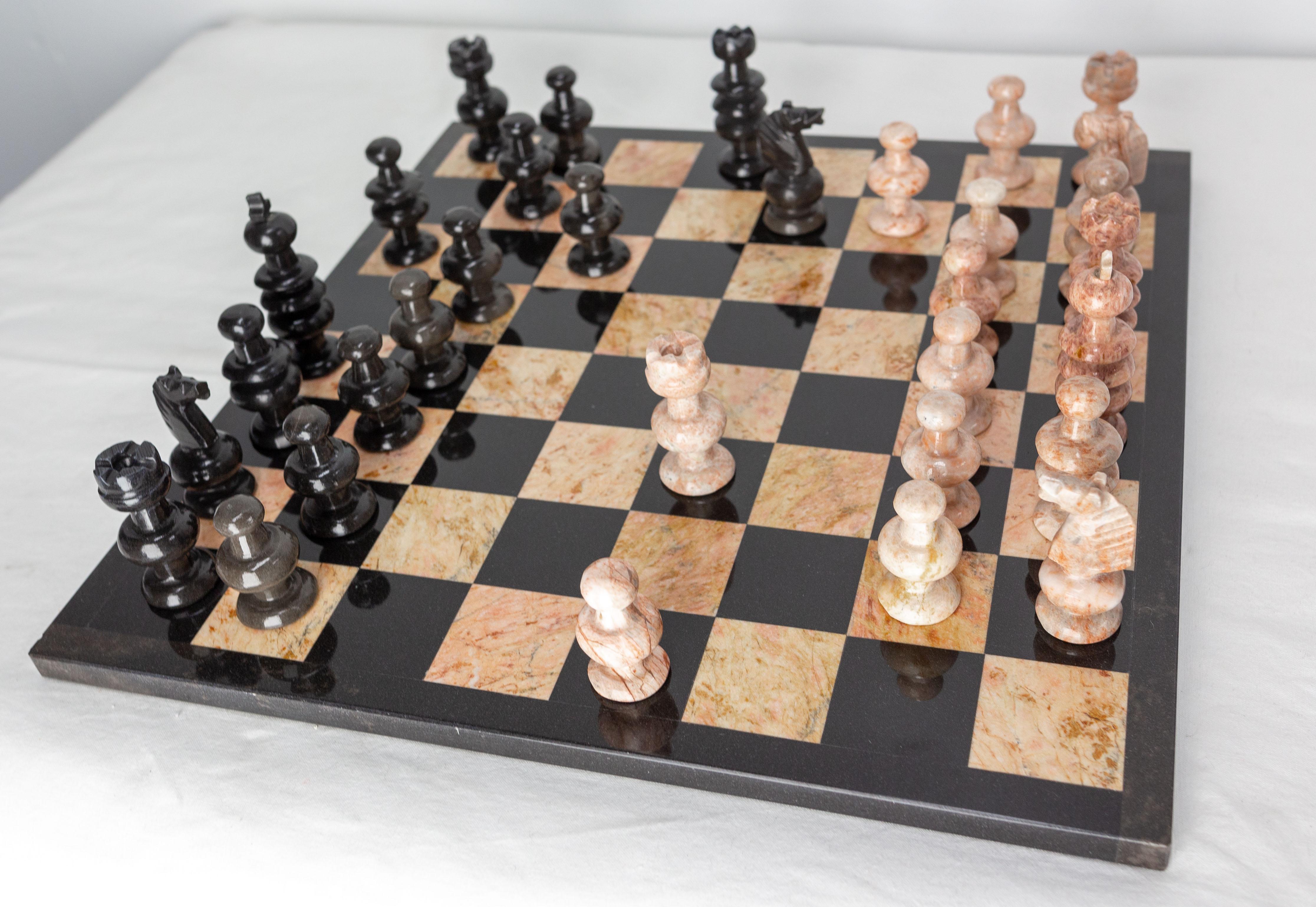 French Pink and Black Marble Chess, circa 1980 In Good Condition In Labrit, Landes