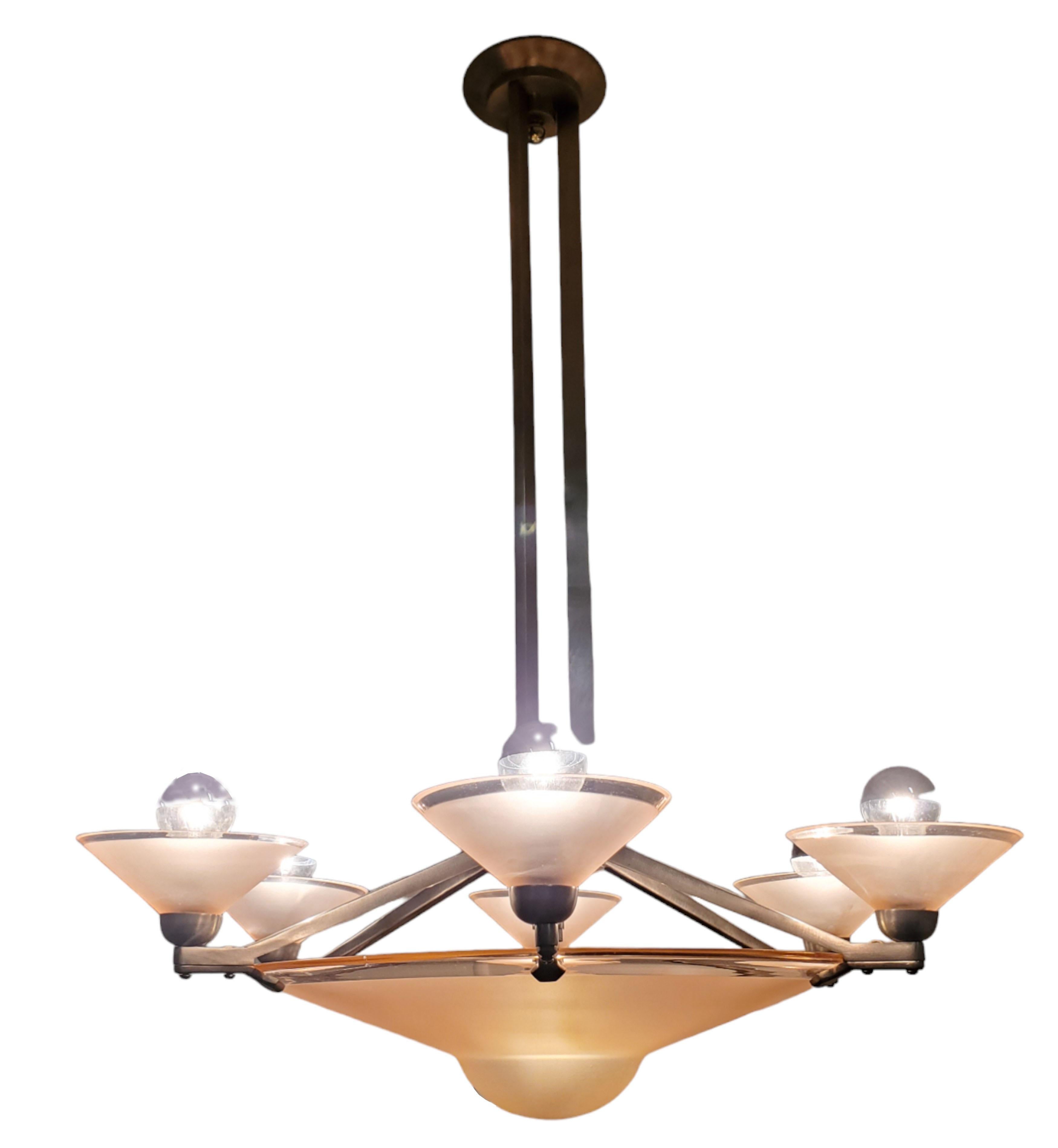 Lampadario francese rosa Art Deco in bronzo nichelato con grande baldacchino centrale e 6 tazze in vendita 4