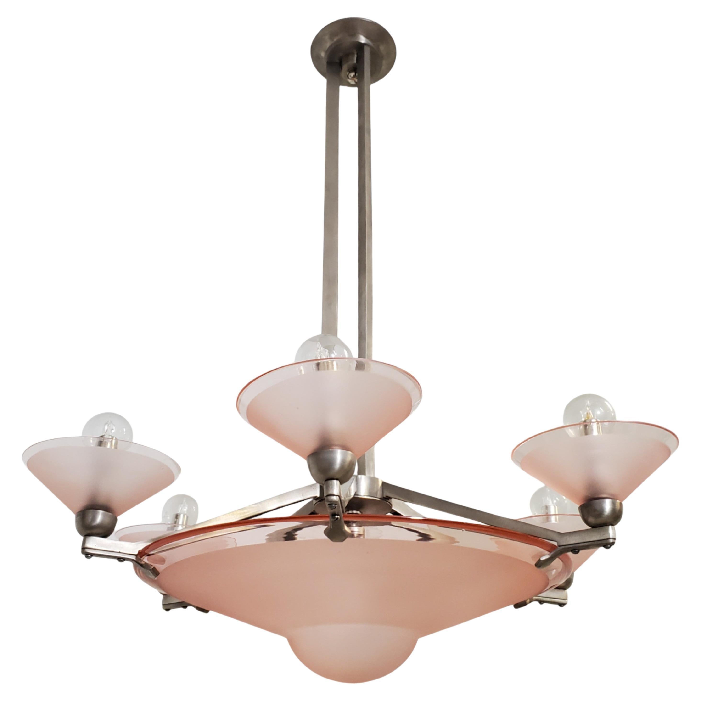 Lampadario francese rosa Art Deco in bronzo nichelato con grande baldacchino centrale e 6 tazze In condizioni buone in vendita a New York City, NY