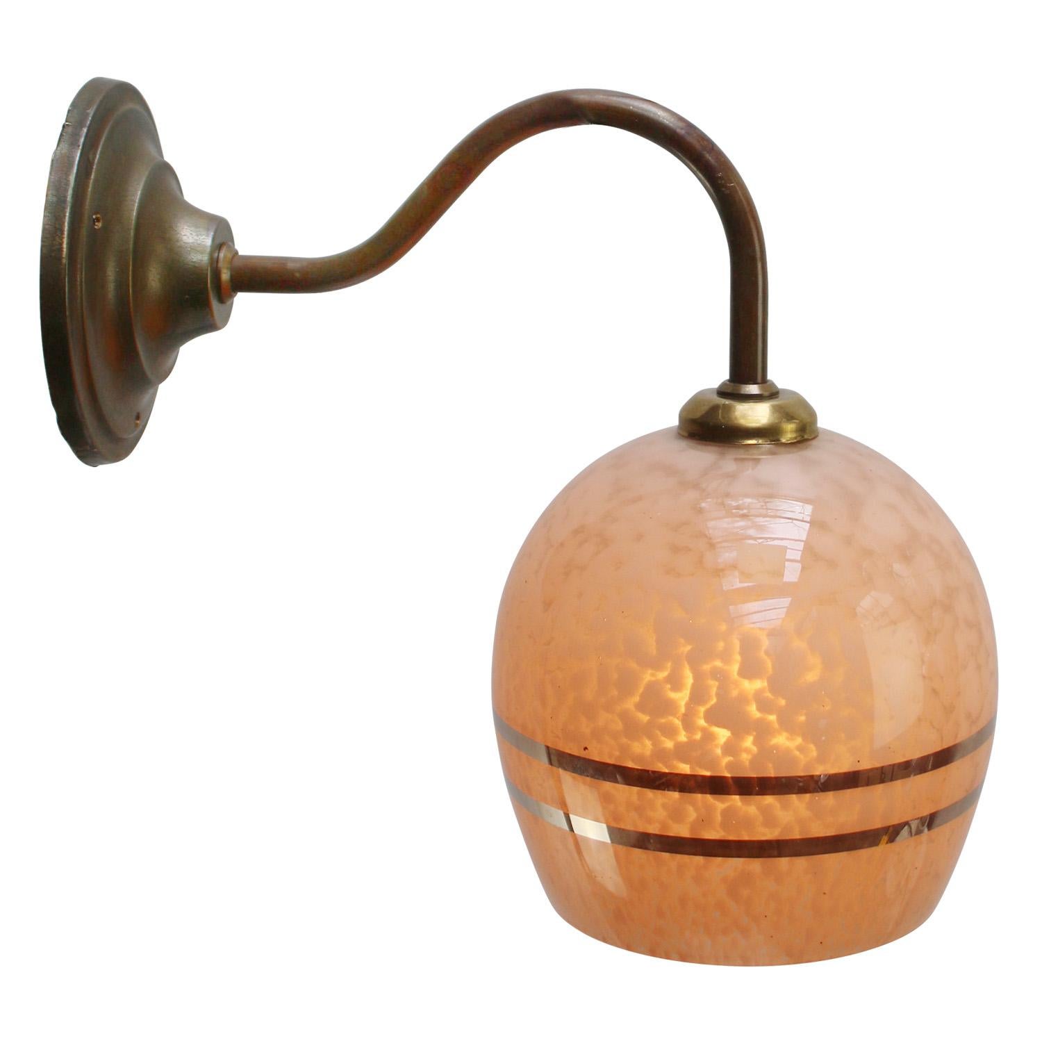 Industriale Lampade da parete in ottone a strisce d'argento in vetro rosa francese Clichy in vendita