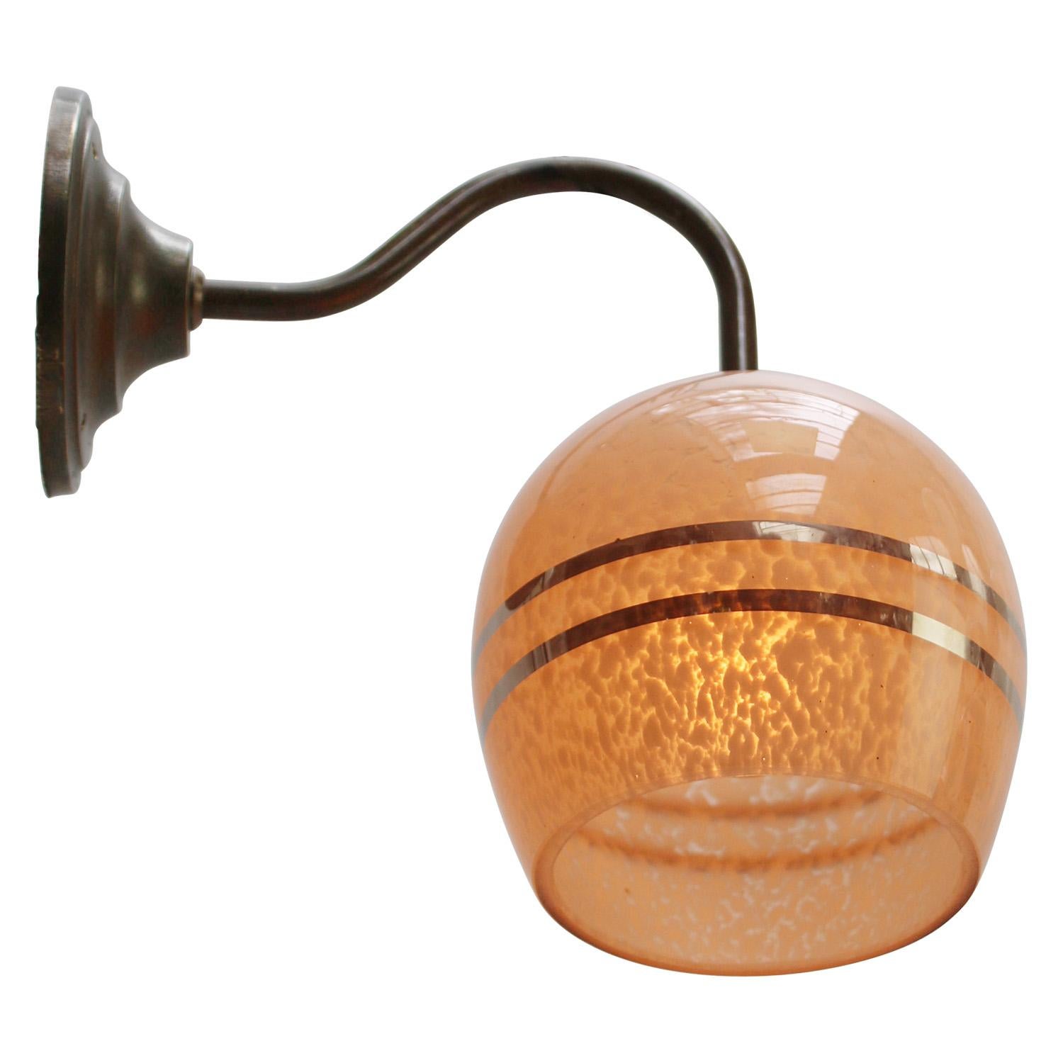 Lampade da parete in ottone a strisce d'argento in vetro rosa francese Clichy In condizioni buone in vendita a Amsterdam, NL