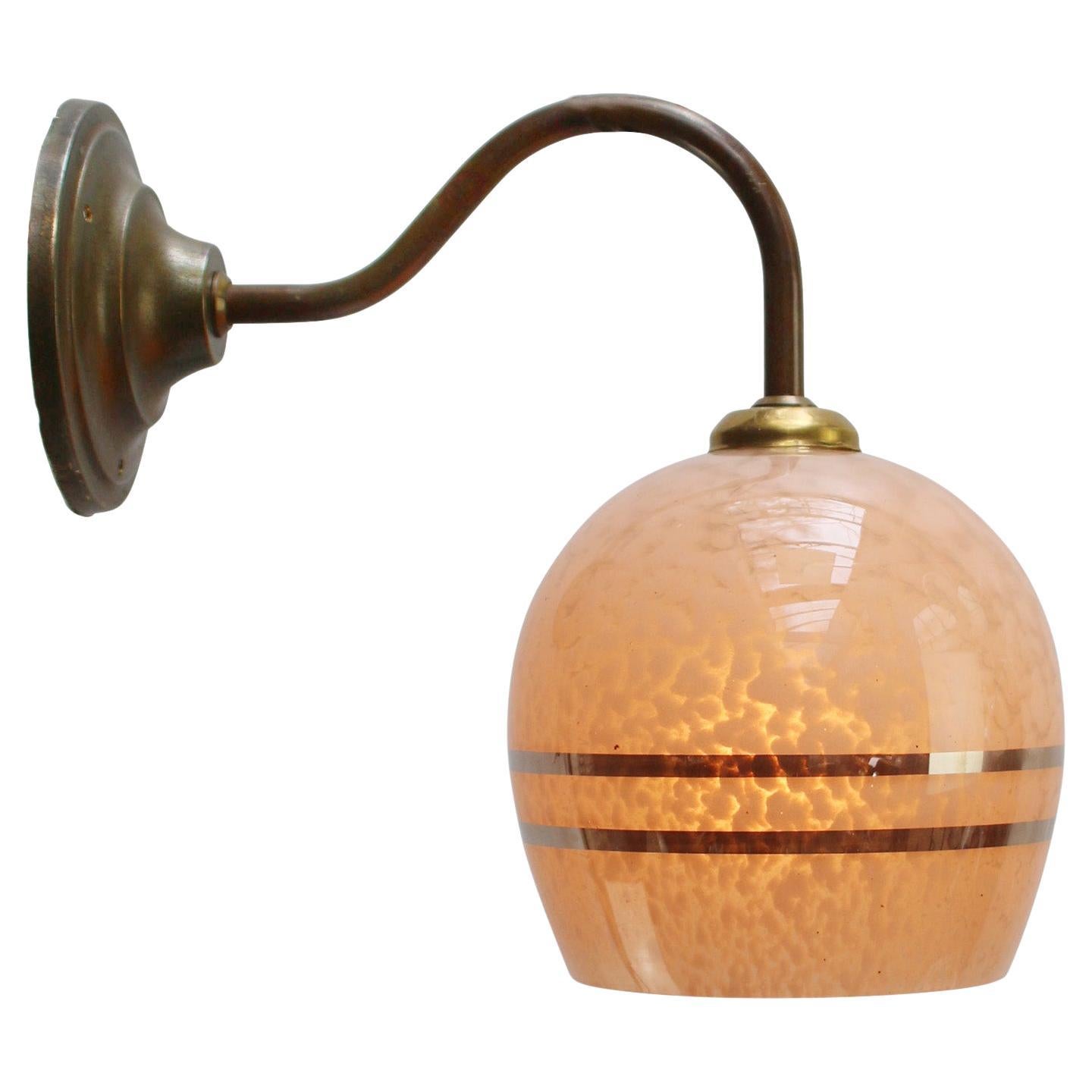 Lampade da parete in ottone a strisce d'argento in vetro rosa francese Clichy in vendita