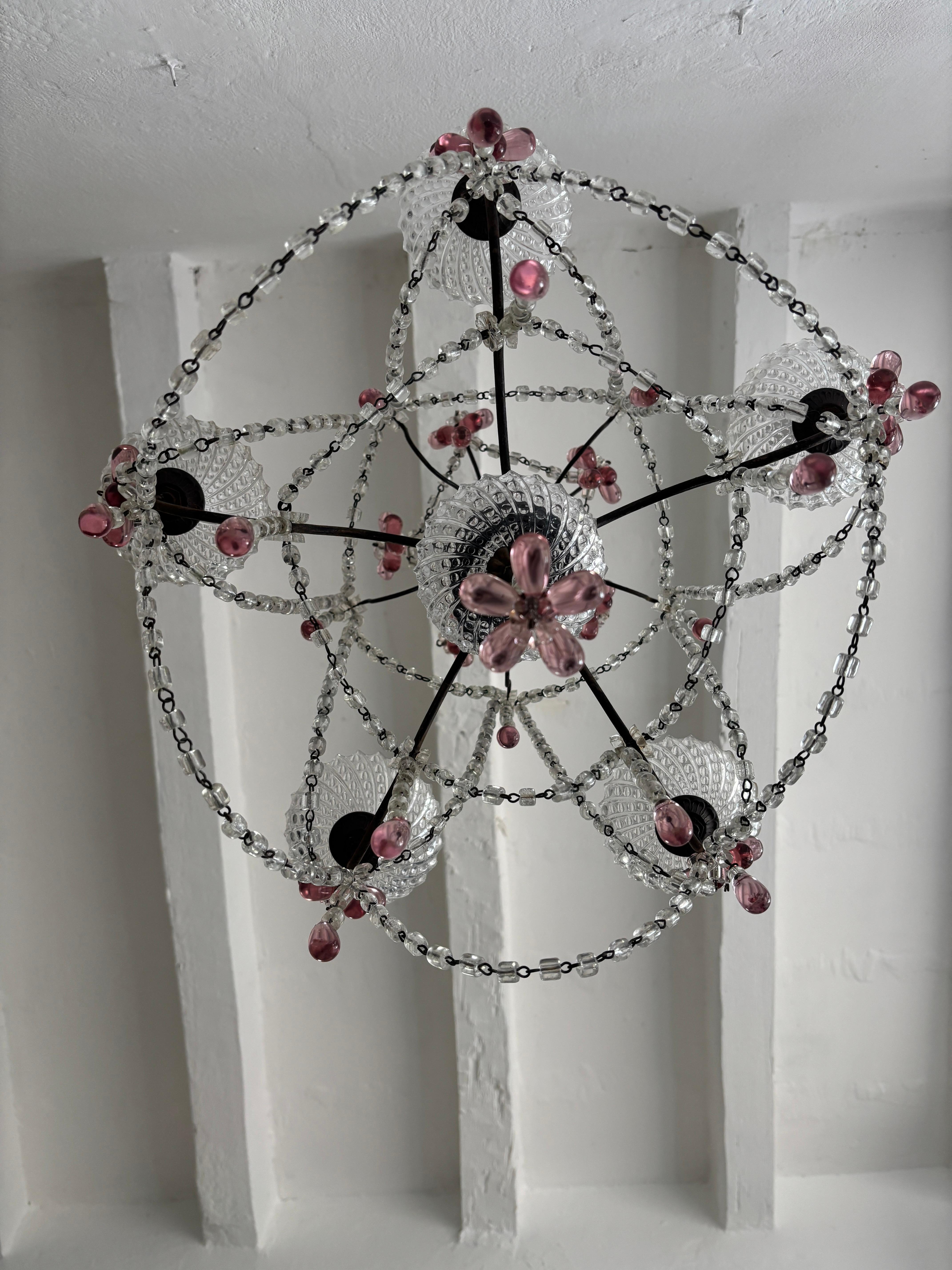 Carcasa de cinco luces, bobéches de cristal. Adorna 3 pisos de guirnaldas de cristal macarrón con flores de gota de colores de Murano y gotas sencillas. Color poco común, es una mezcla entre rosa y arándano claro. Centro de cristal soplado de Murano
