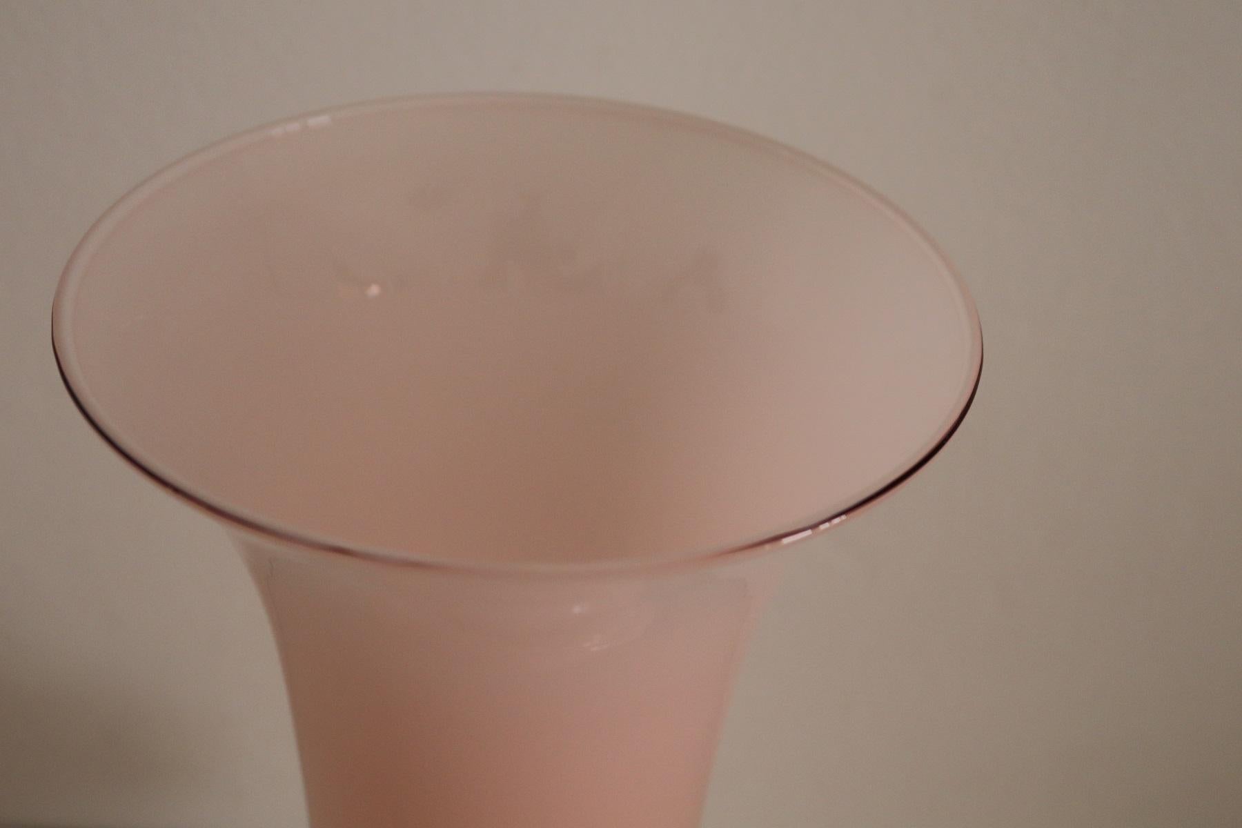 Französische französische Vase aus rosa Blumenglas, signiert von Pierre Cardin, 1980er Jahre im Angebot 6