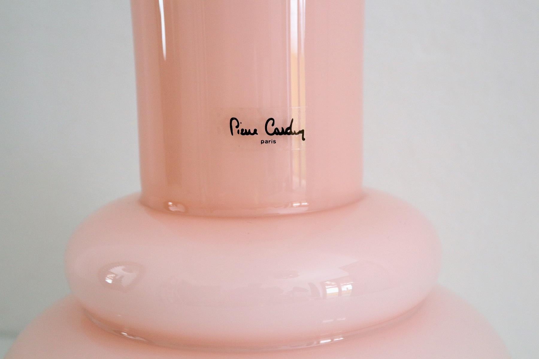 French Pierre Cardin Pink Flower Glass Vase, Signed, 1980s In Good Condition For Sale In Morazzone, Varese