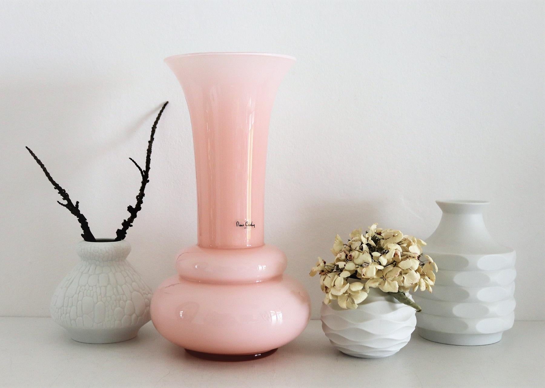 Französische französische Vase aus rosa Blumenglas, signiert von Pierre Cardin, 1980er Jahre im Angebot 2