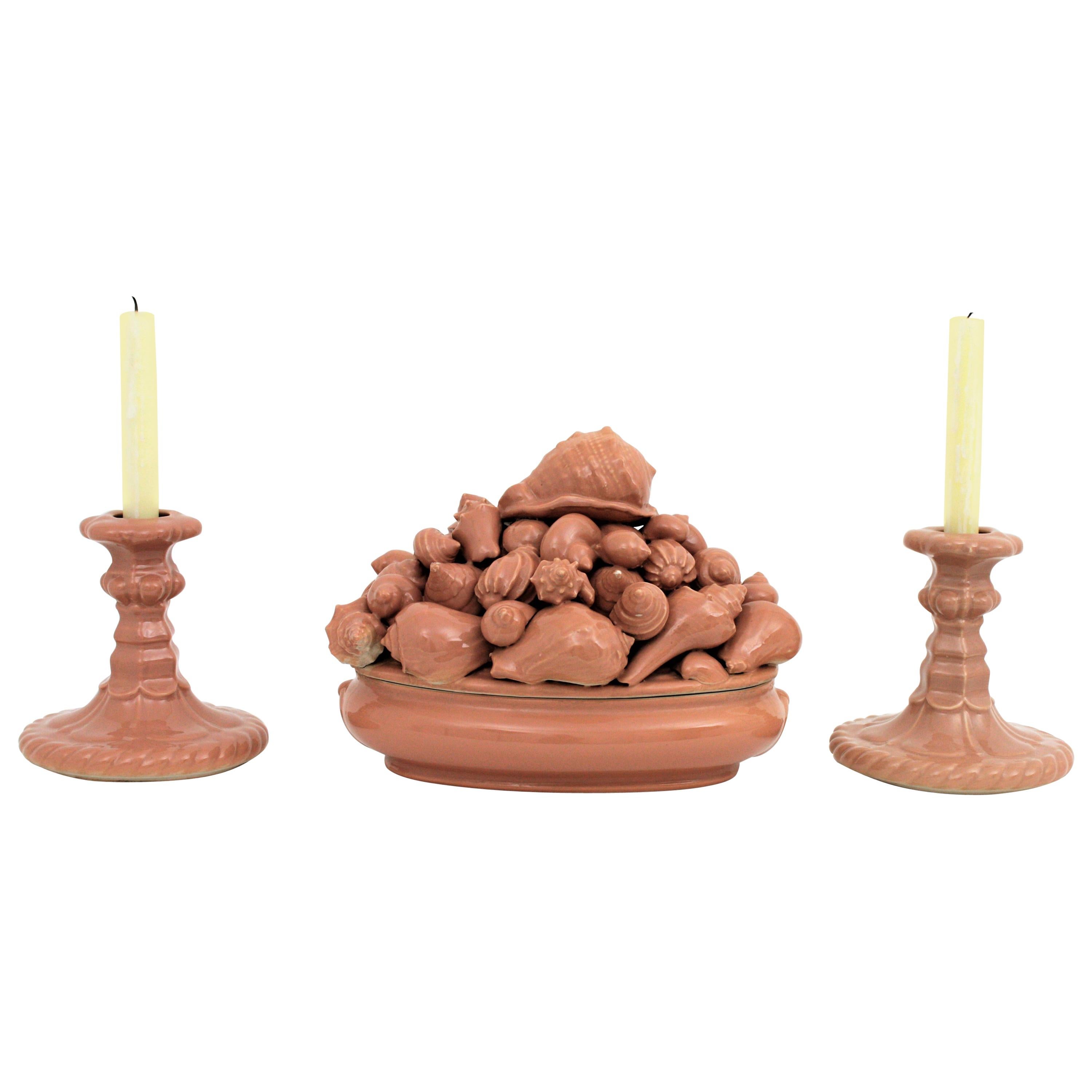 Französische rosa Majolika-Keramik-Terrine und Kerzenhalter mit Muscheln, 1930er Jahre