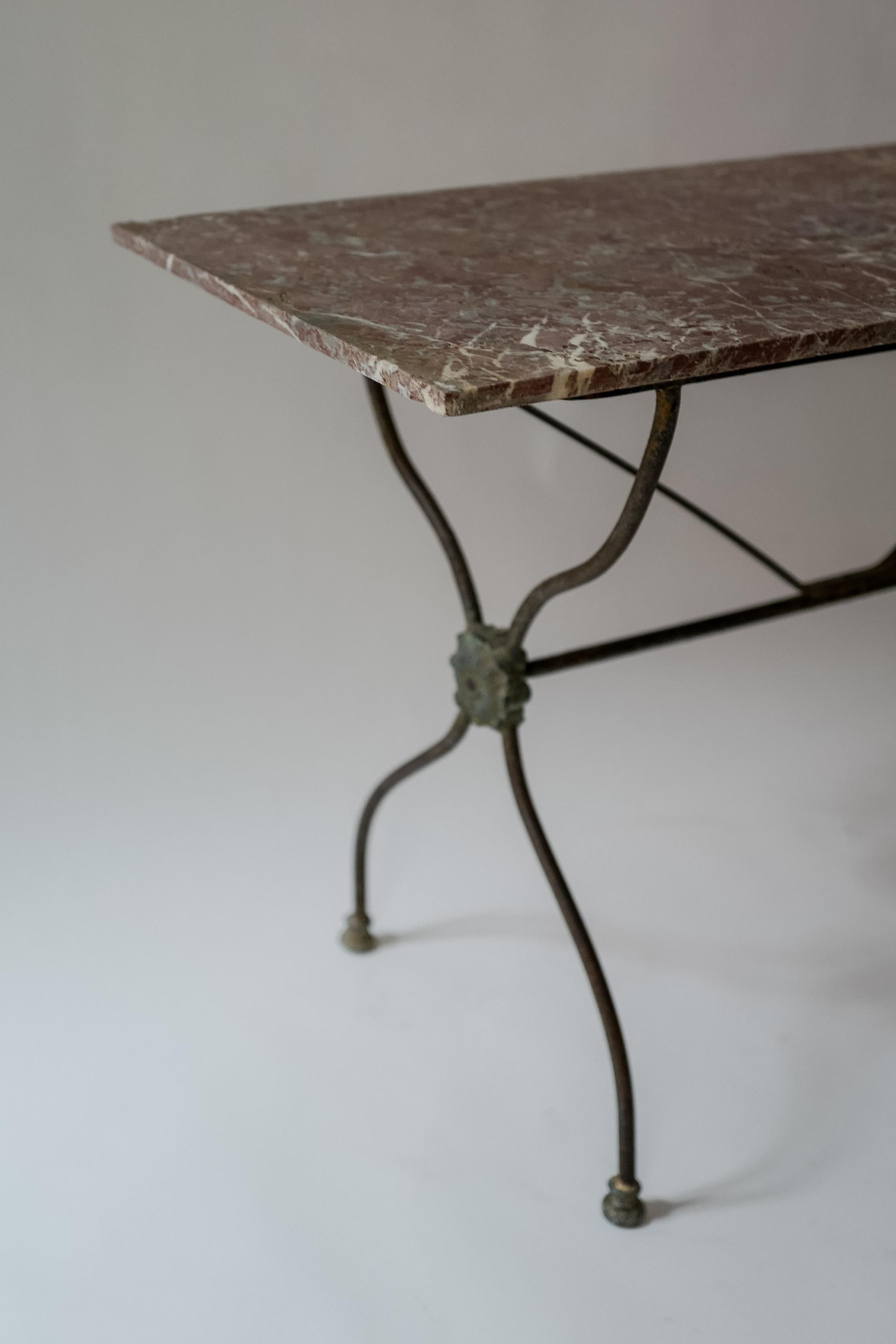 Français Table de bistrot en marbre rose et en fer du 19e siècle - Design époustouflant en vente