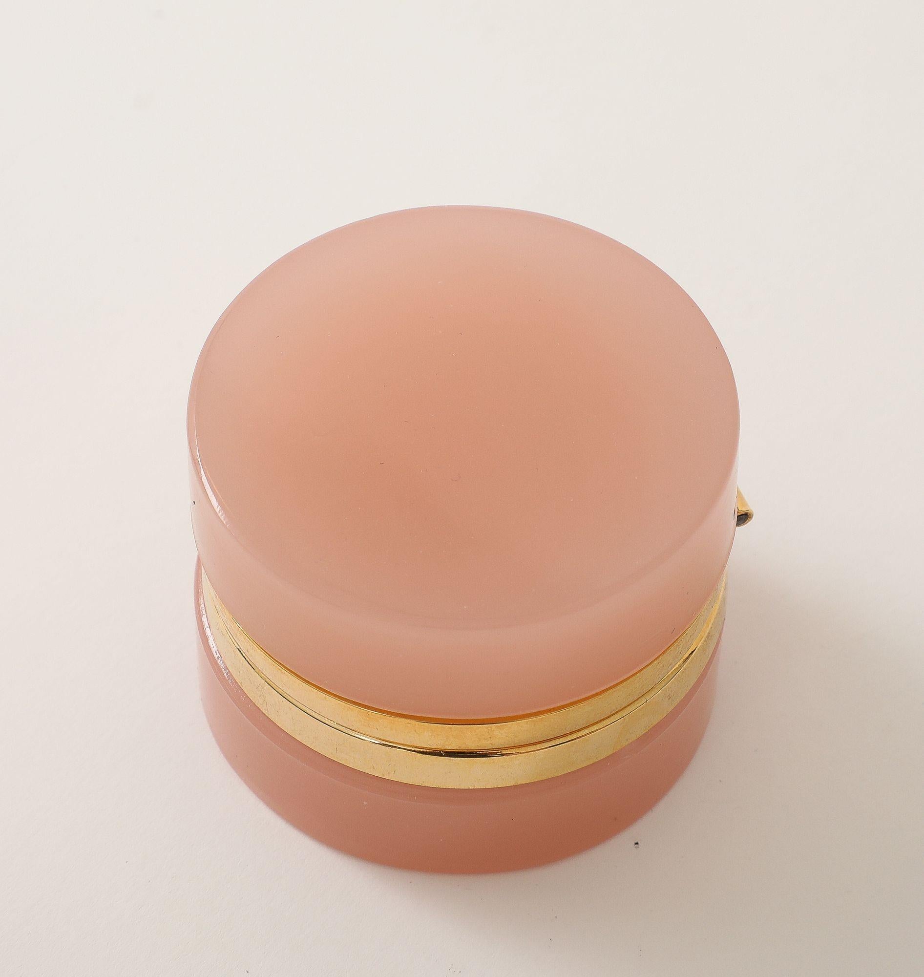 Francese Mini scatola opalina rotonda rosa francese con montatura in ottone lucido, inizio XX secolo. in vendita